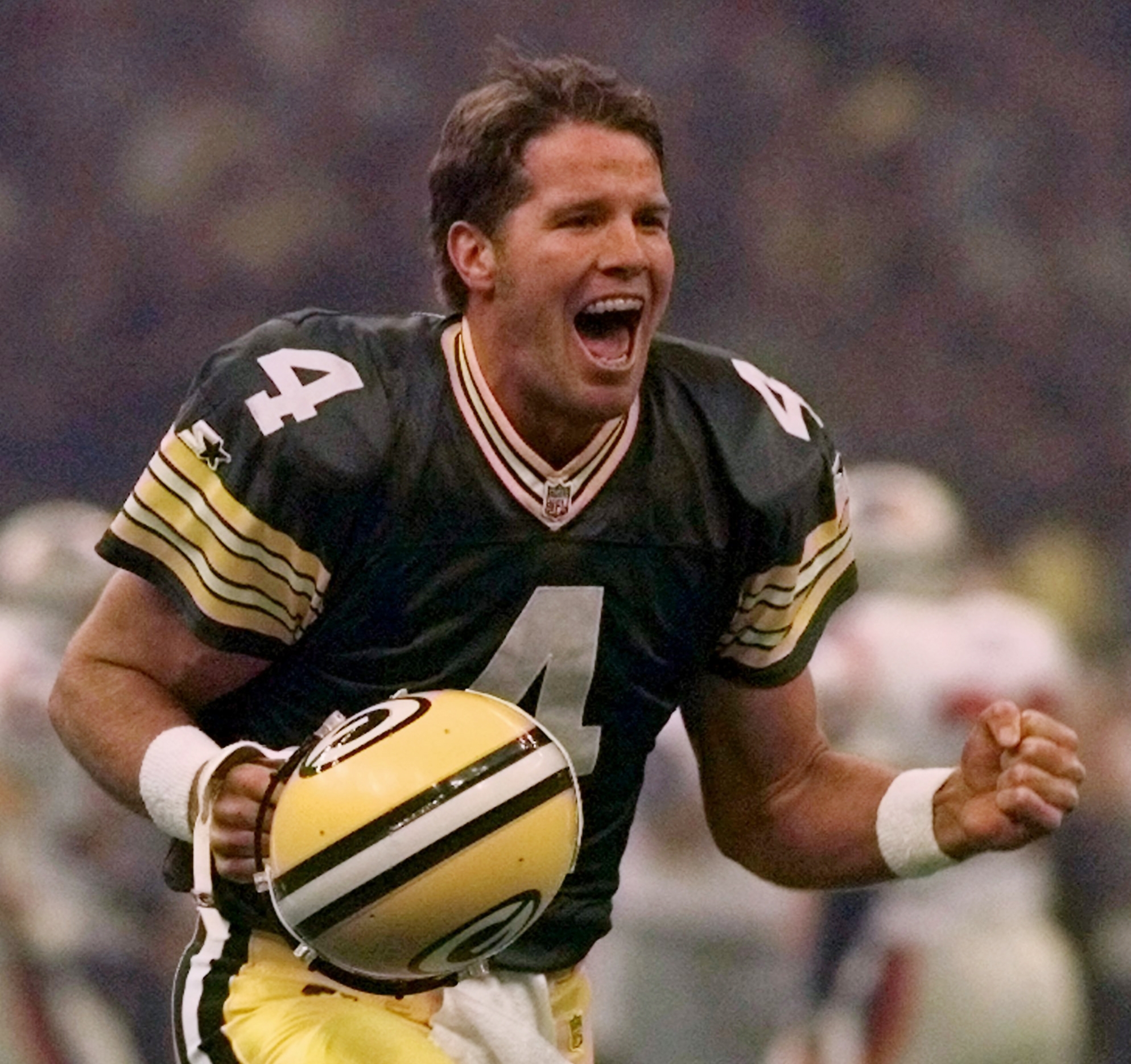 Favre throws kind words at Packers successor, Rodgers
