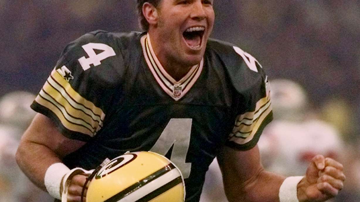 Favre throws kind words at Packers successor, Rodgers