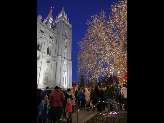 Las luces de Navidad de la Manzana del Templo le dan inicio a la temporada festiva 