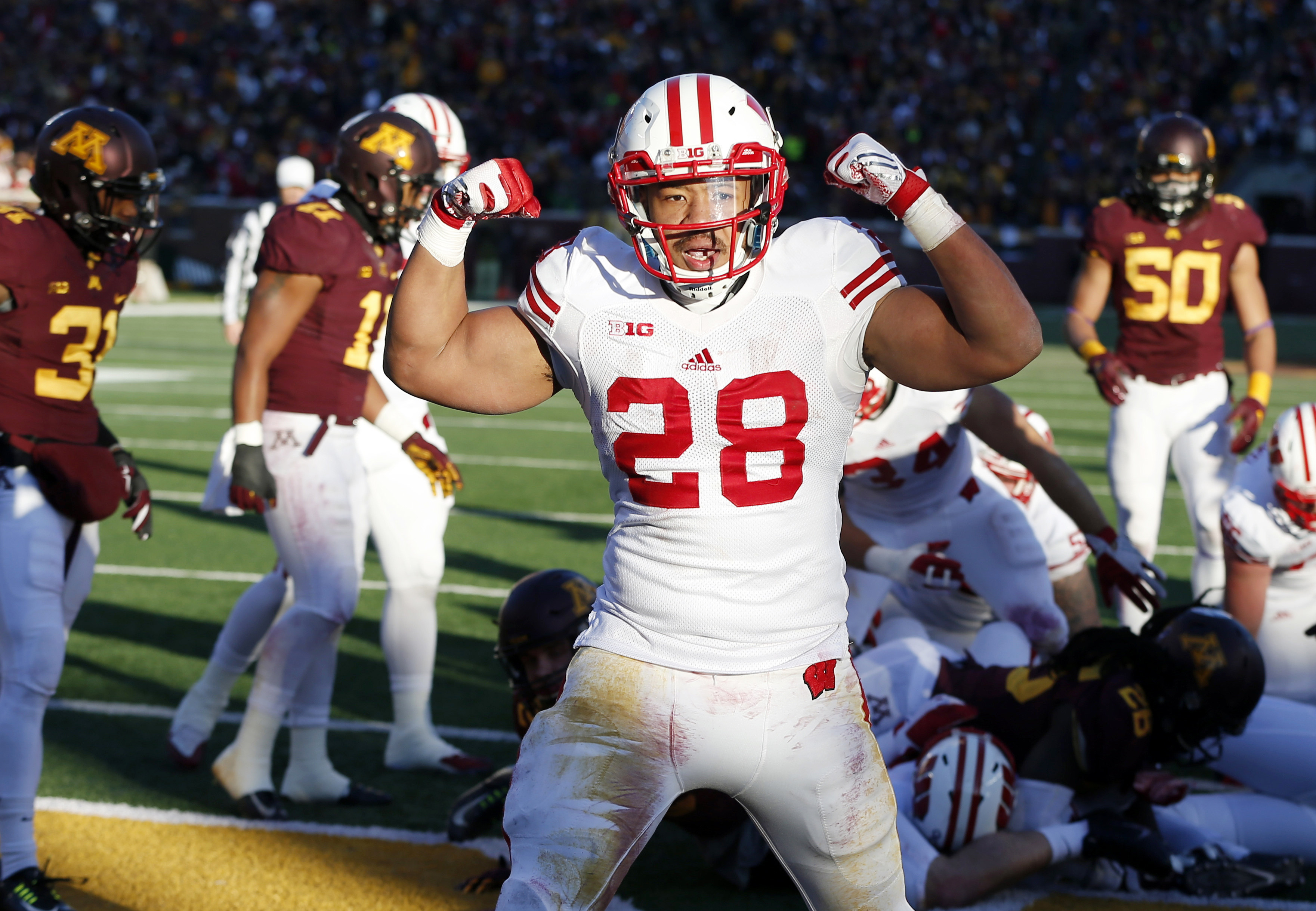 Wisconsin beats Minnesota for 12th straight time, 31-21