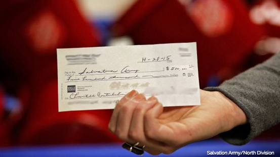 Donan un cheque de Medio Millón de dólares acompañado del espíritu de la Navidad