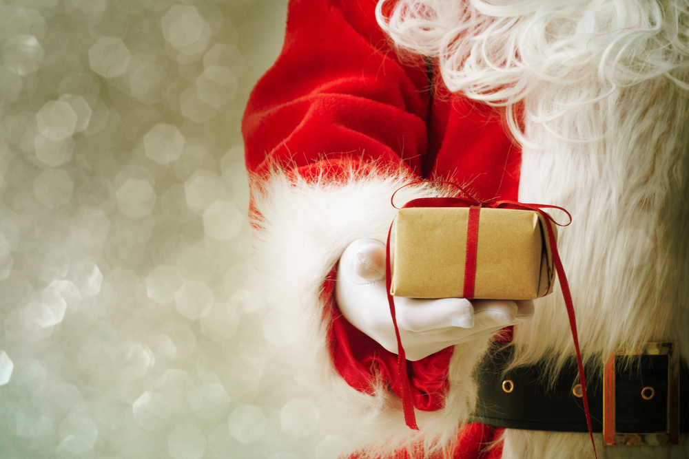 Dying man spends final moments playing Santa for sick kids