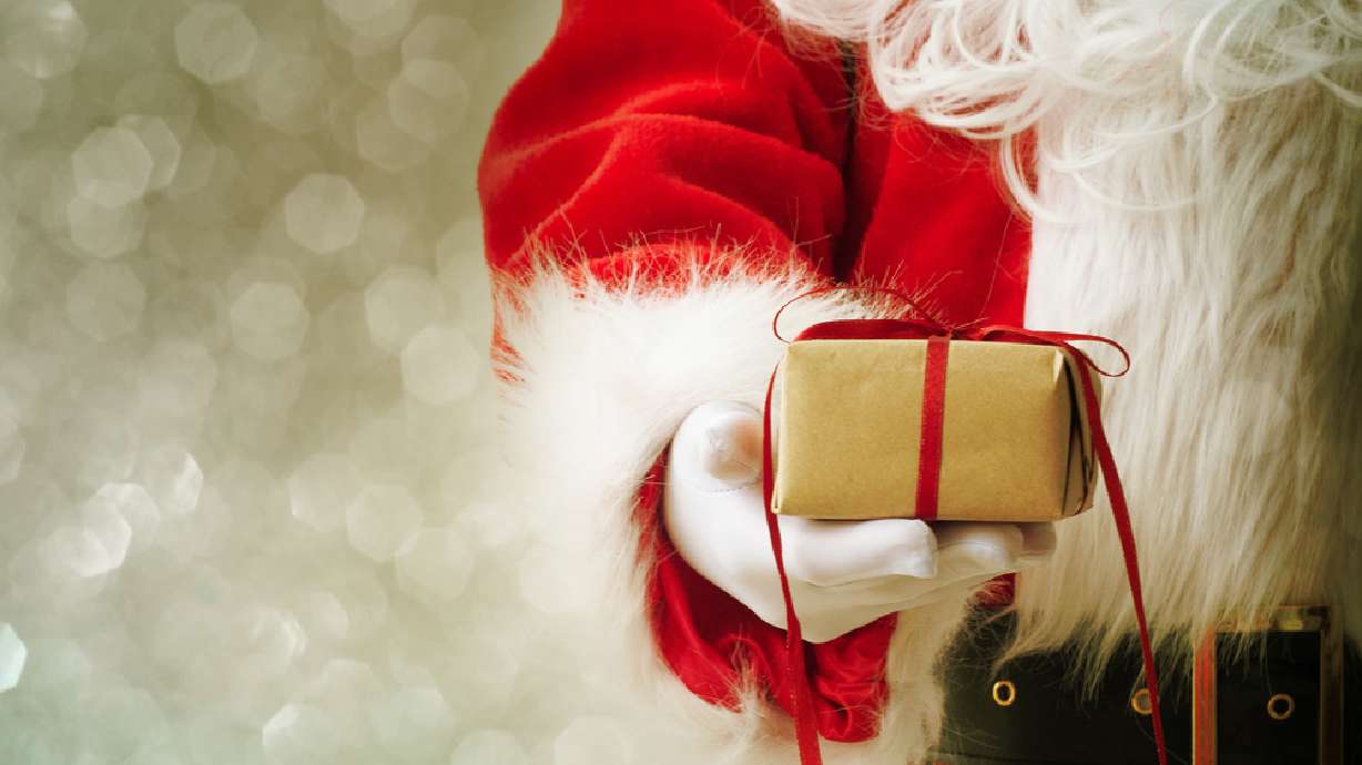 Dying man spends final moments playing Santa for sick kids