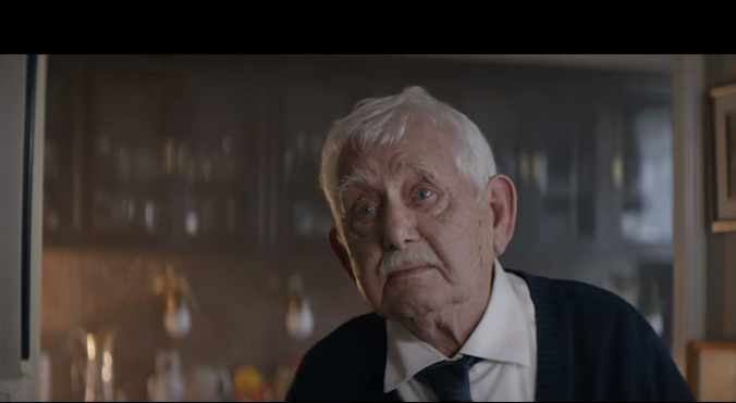 Anuncio navideño de un abuelo solitario un éxito en redes; la gente nu "puede parar de llorar"