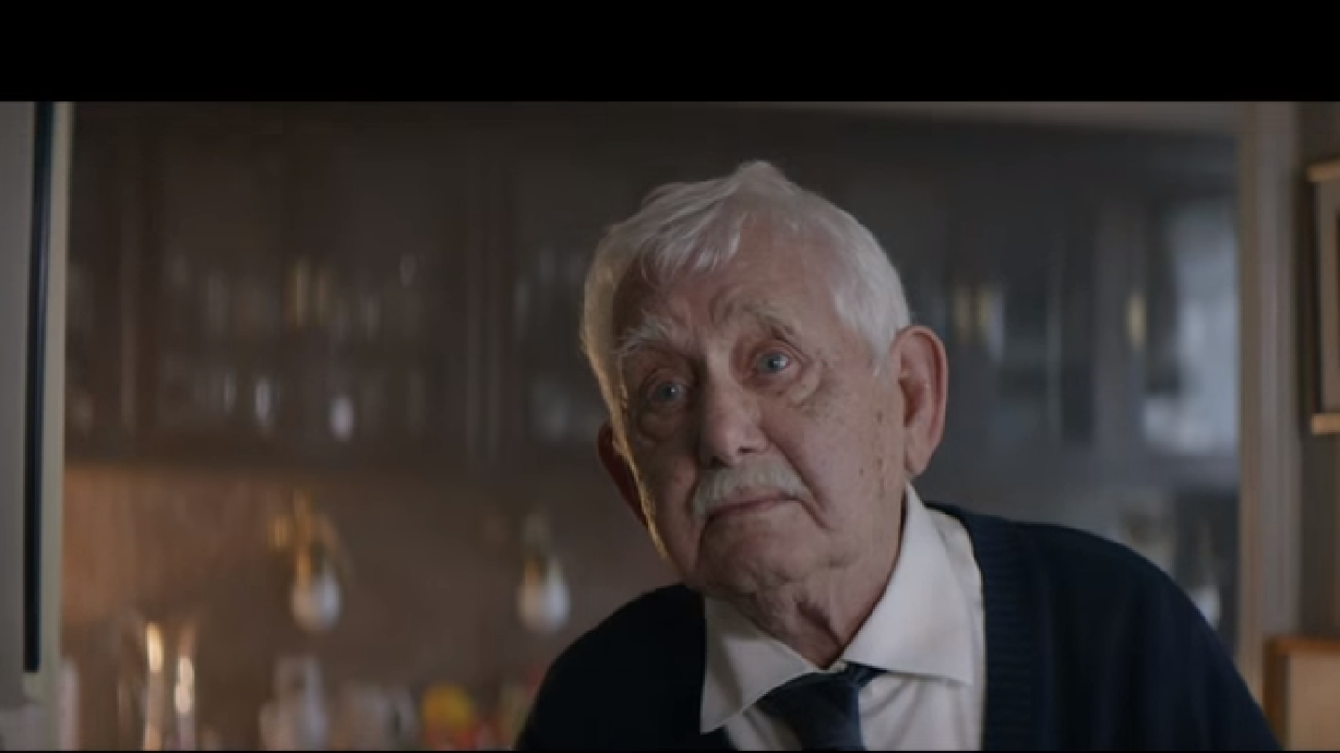 Anuncio navideño de un abuelo solitario un éxito en redes; la gente nu "puede parar de llorar"