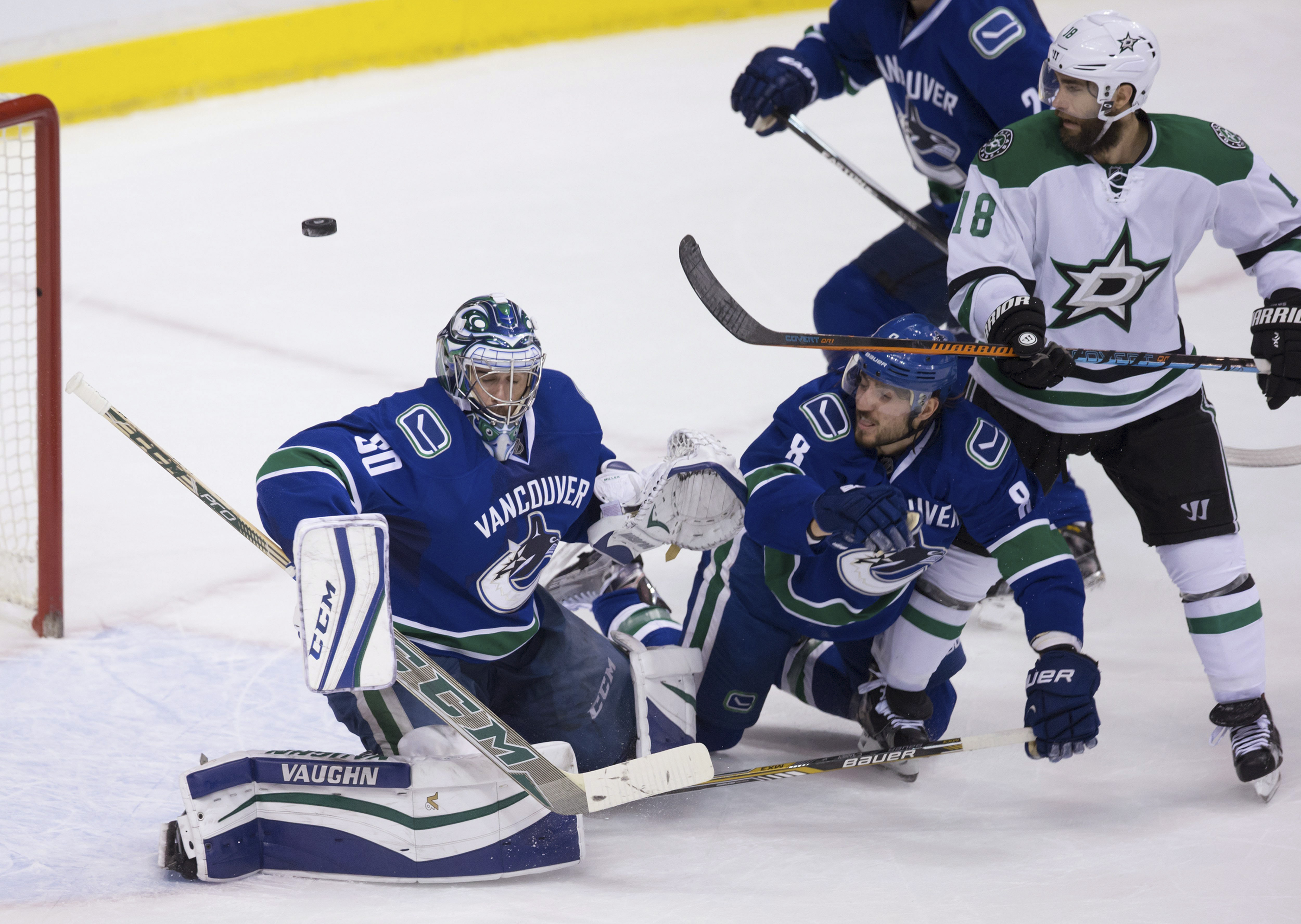 Sharp scores tiebreaking goal in 3rd as Stars top Canucks