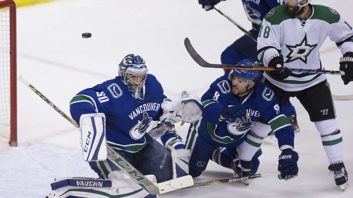 Sharp scores tiebreaking goal in 3rd as Stars top Canucks