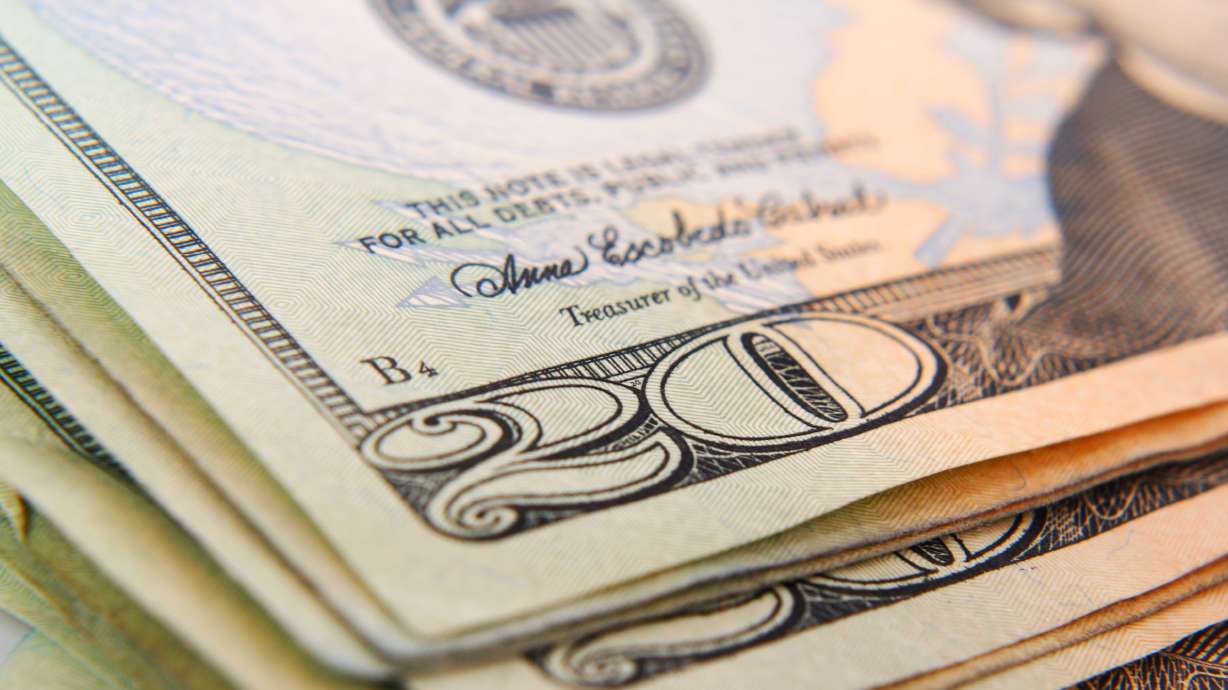 Man finds wedding cash on NY road, returns it to newlyweds
