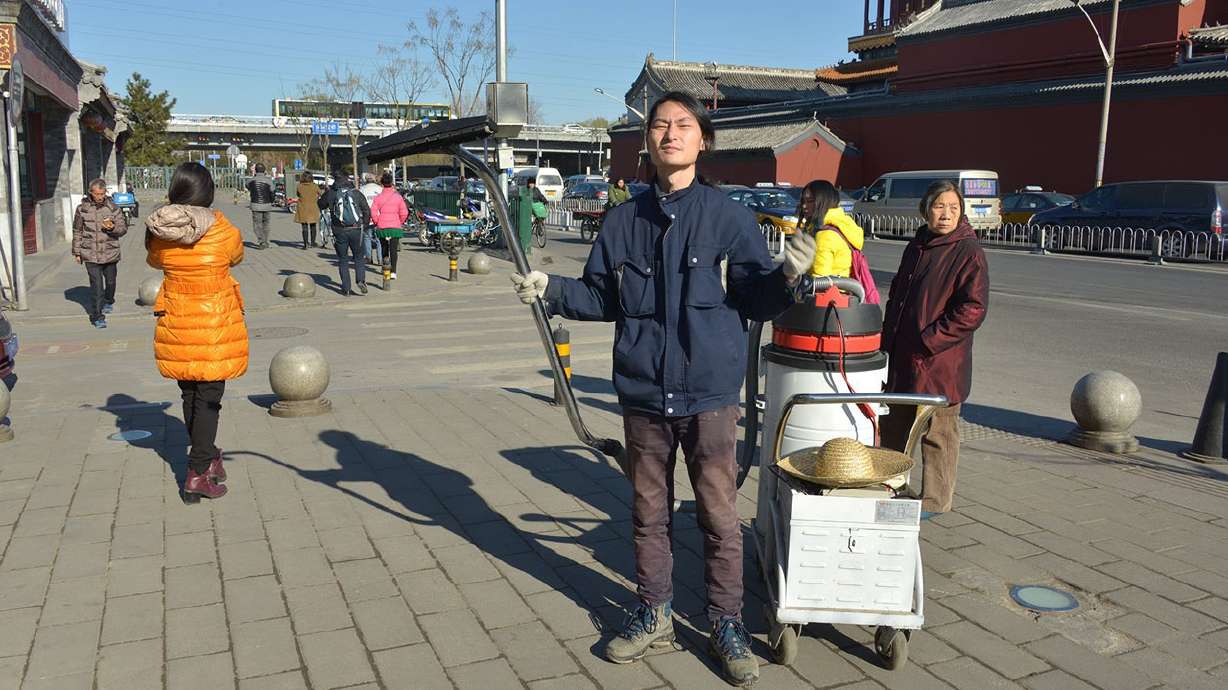 Chinese artist uses 'vacuum cleaner' to turn smog into brick