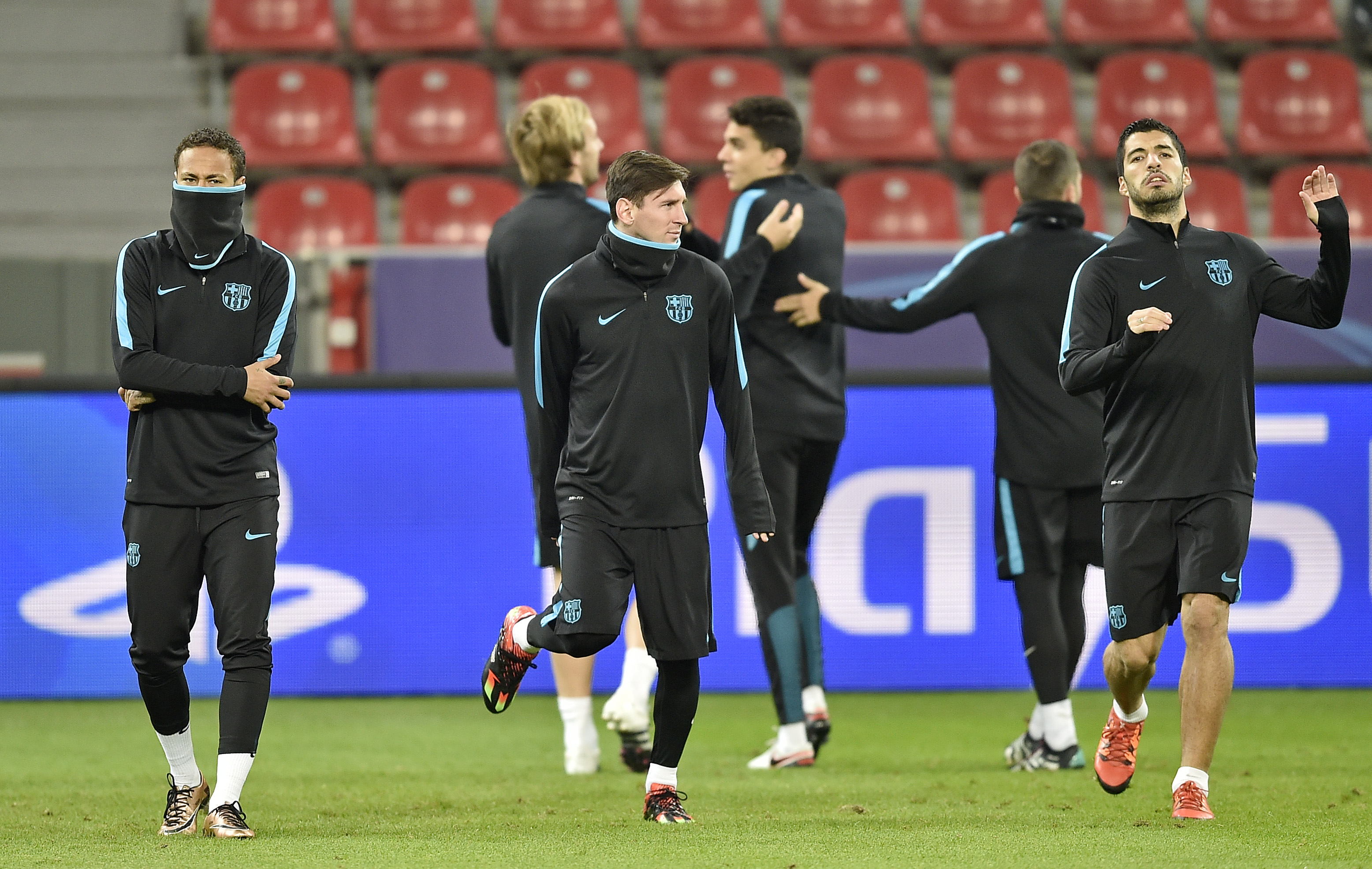 Barca's Neymar tweaks leg muscle before CL match