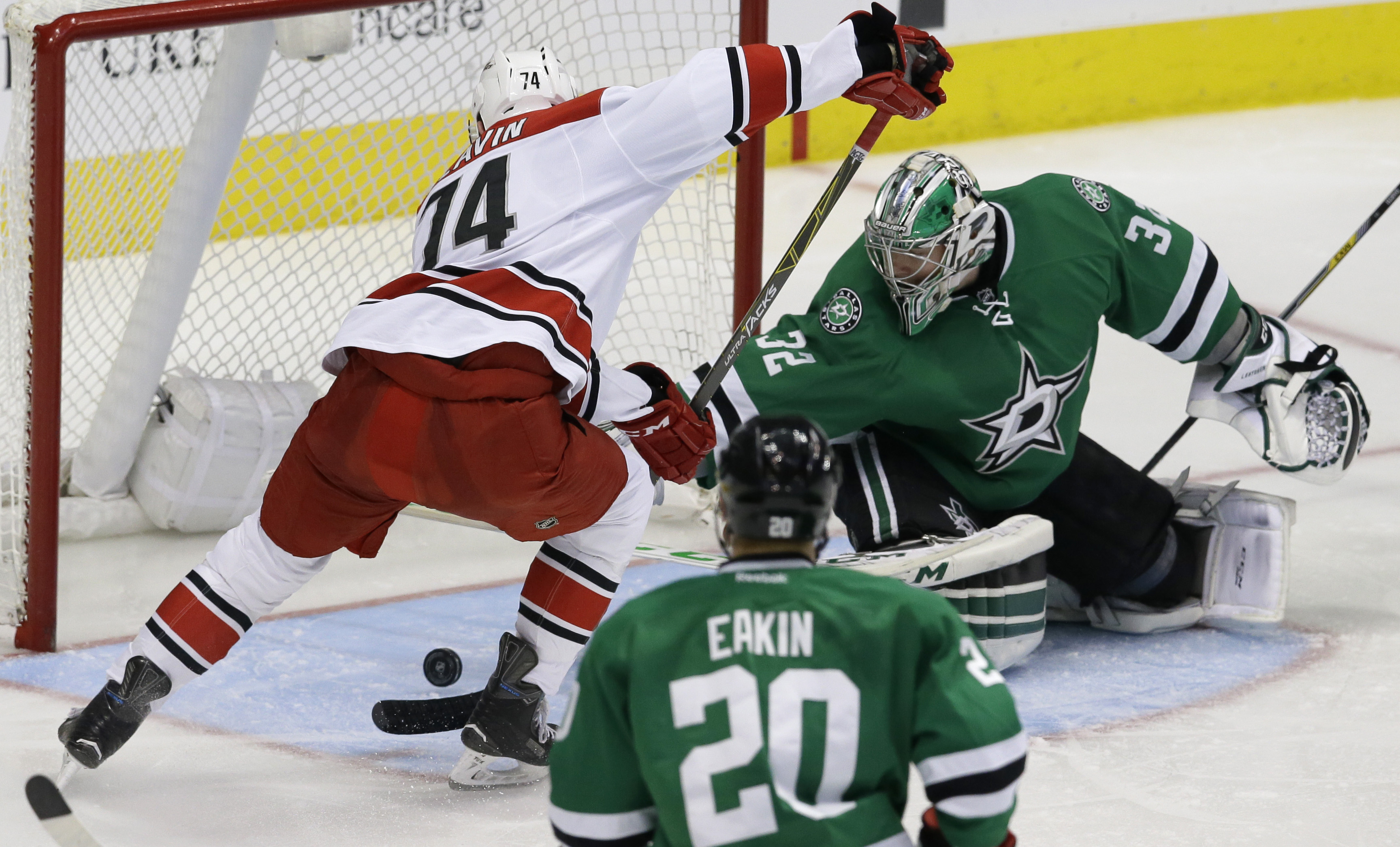 Sharp's late power-play goal helps Stars beat Hurricanes 6-5