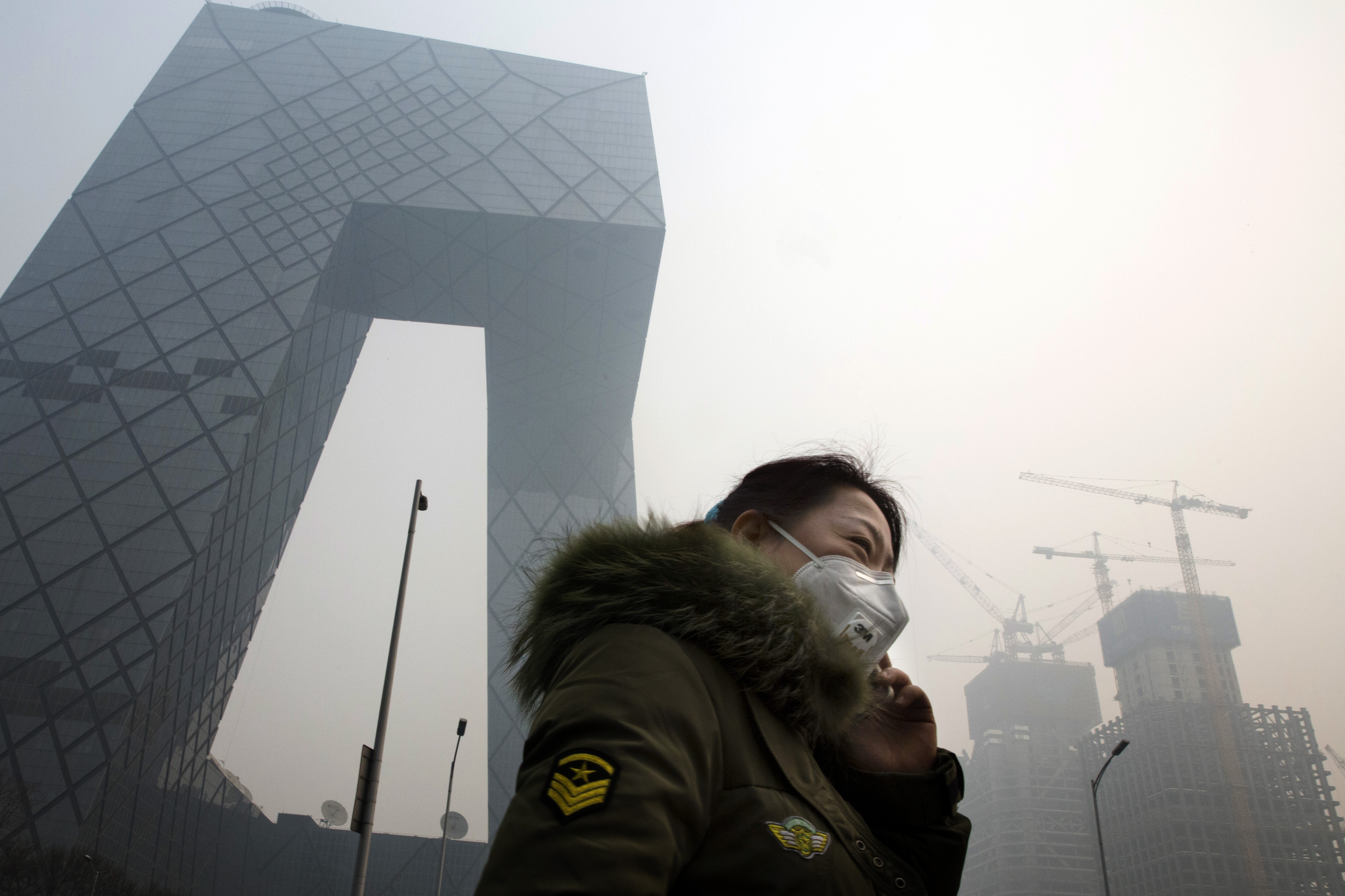 Severe smog hovers over Beijing on Day 2 of red alert