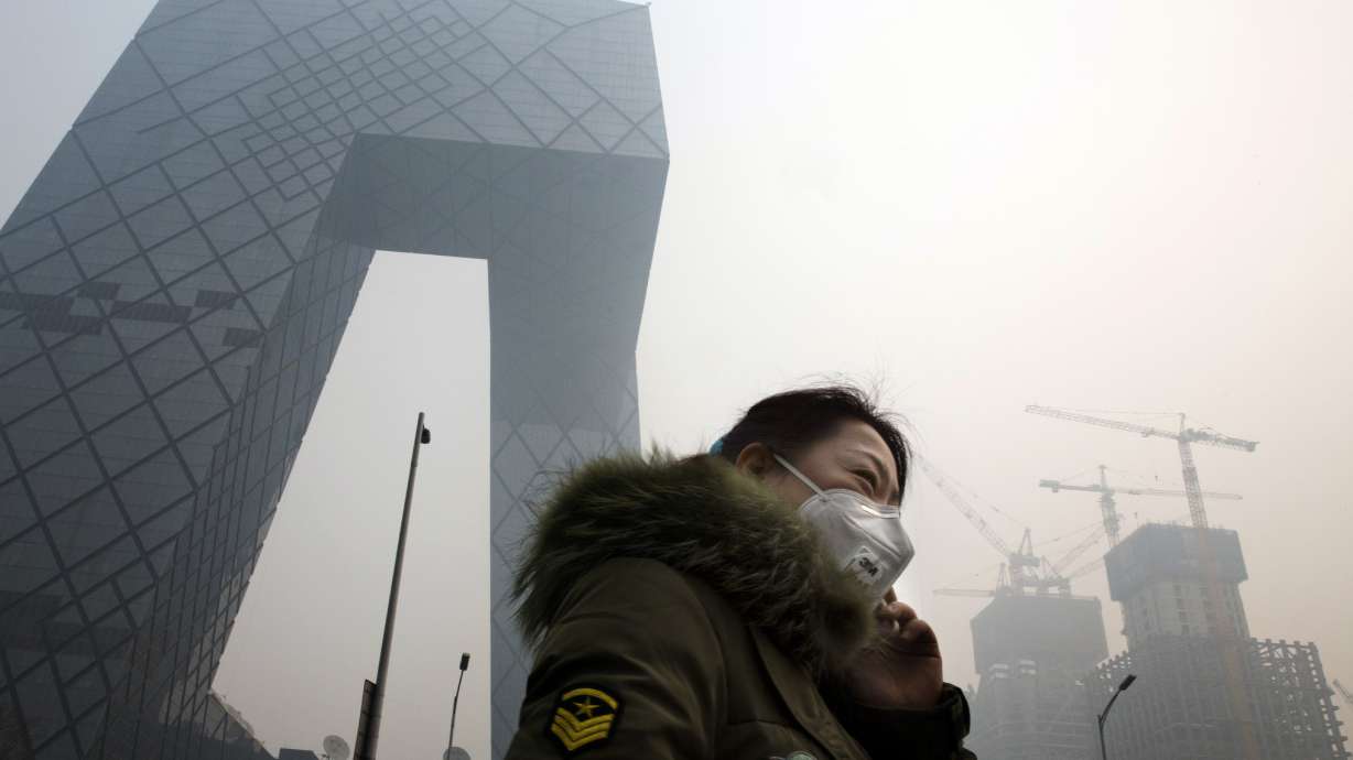 Severe smog hovers over Beijing on Day 2 of red alert