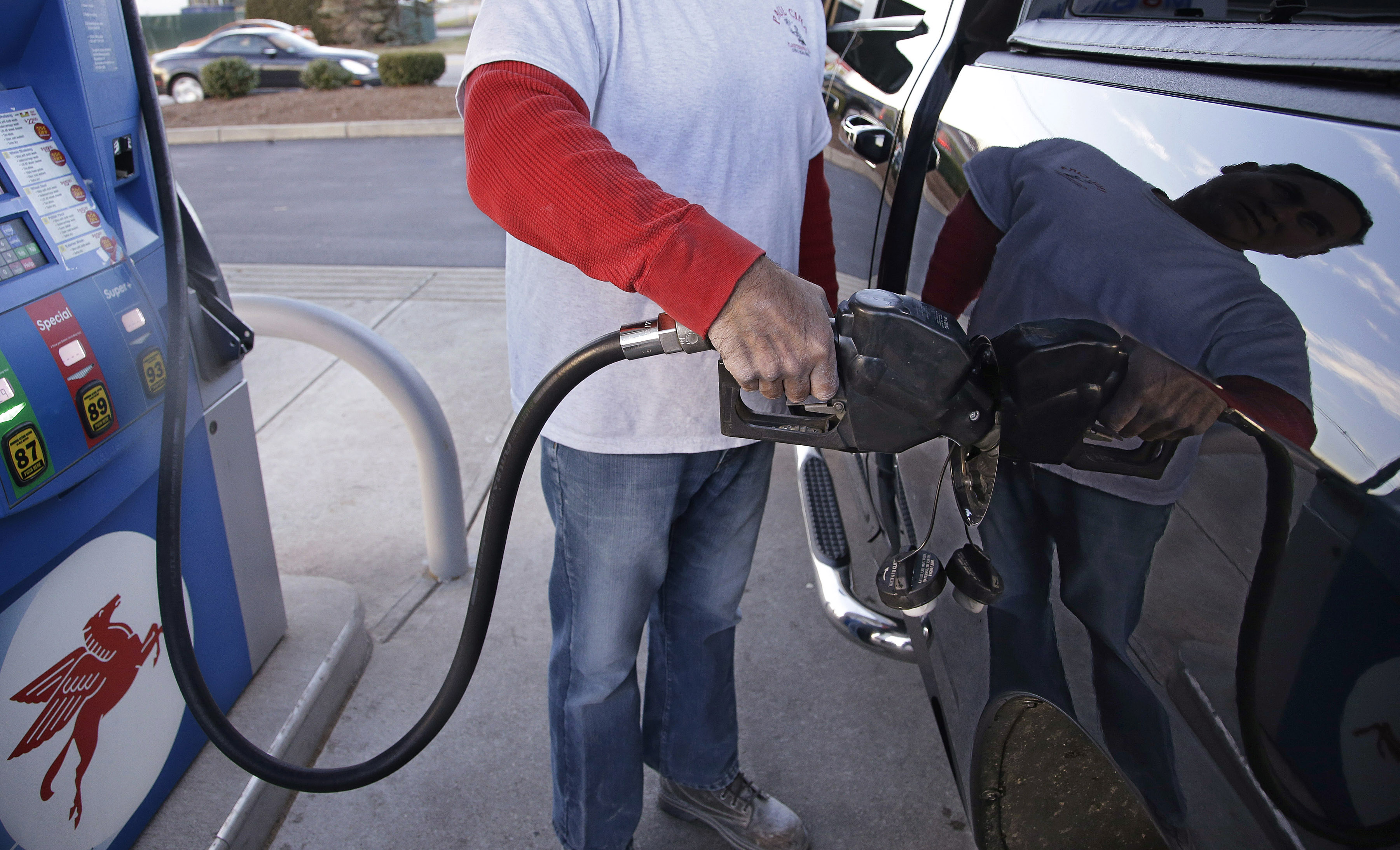 Oil prices seen staying low next year as demand weakens