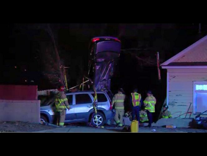 Accidente en Salt Lake deja vehículo parado verticalmente entre un árbol y otro auto