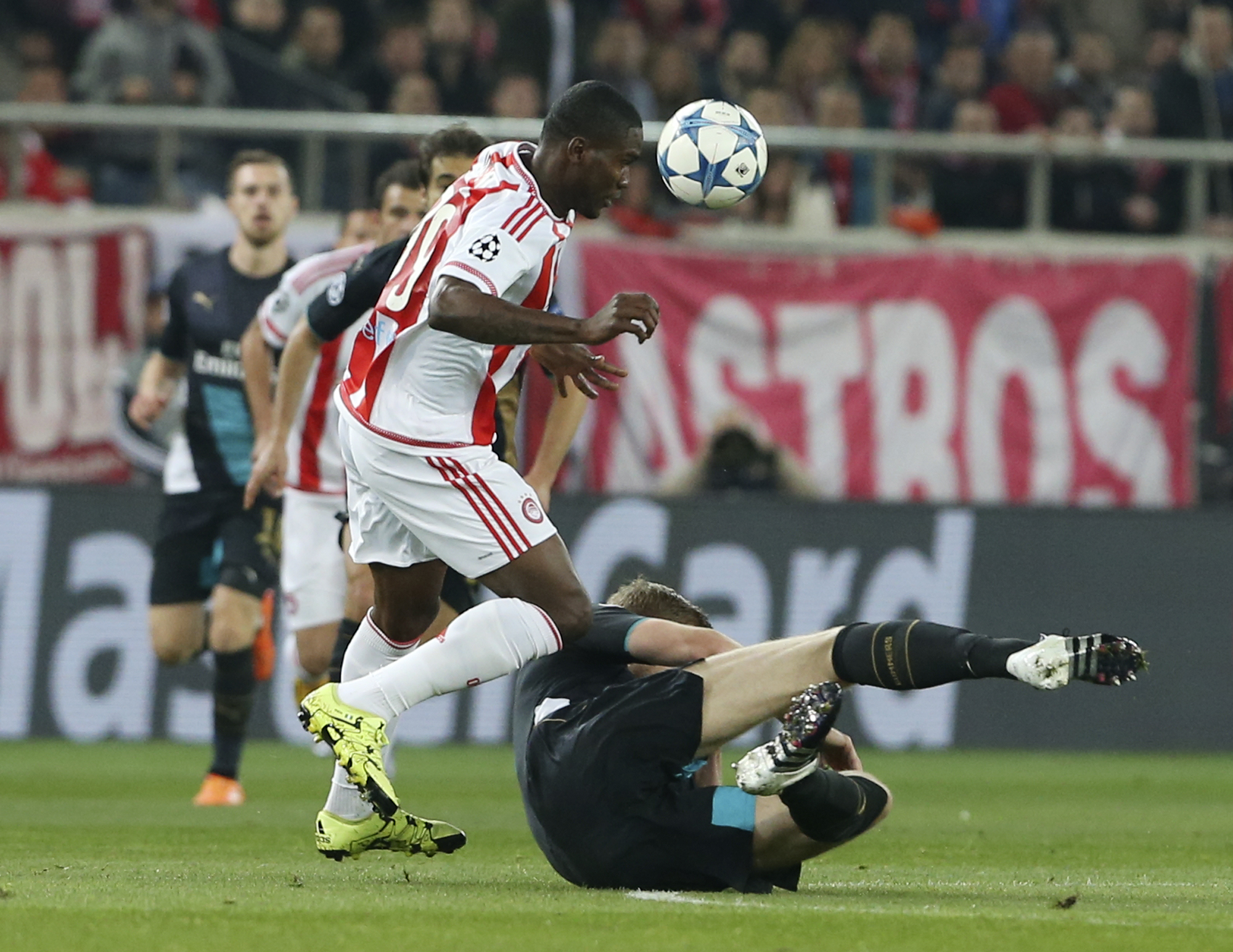 Arsenal beats Olympiakos 3-0 to qualify with 3 from Giroud