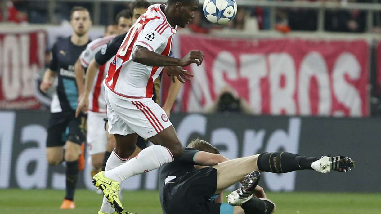 Arsenal beats Olympiakos 3-0 to qualify with 3 from Giroud