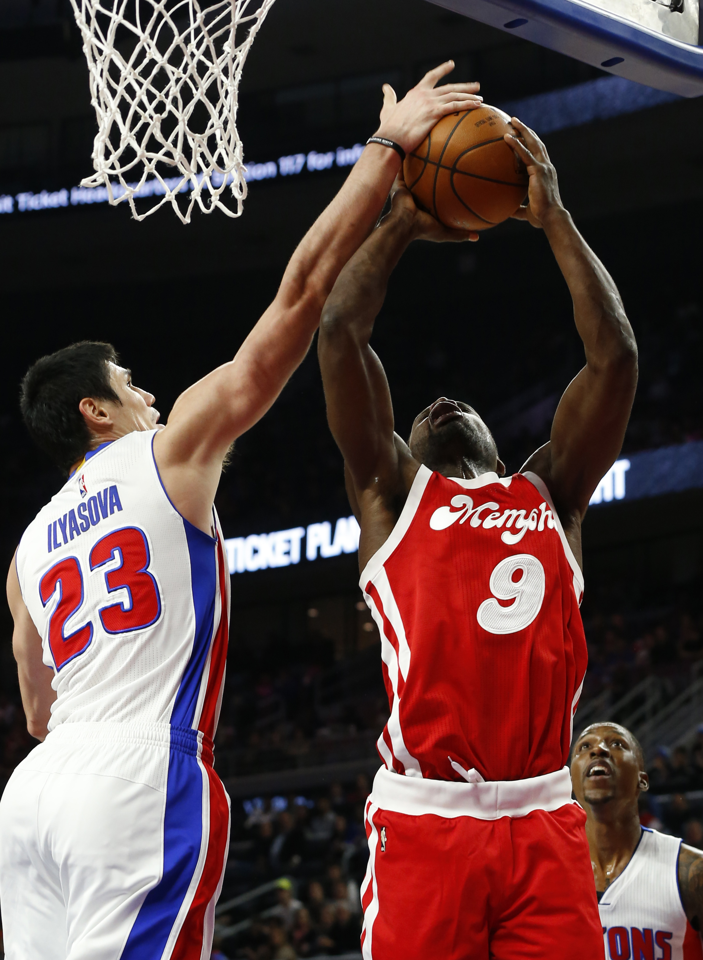 Barnes makes desperation 3, Grizzles top Pistons 93-92