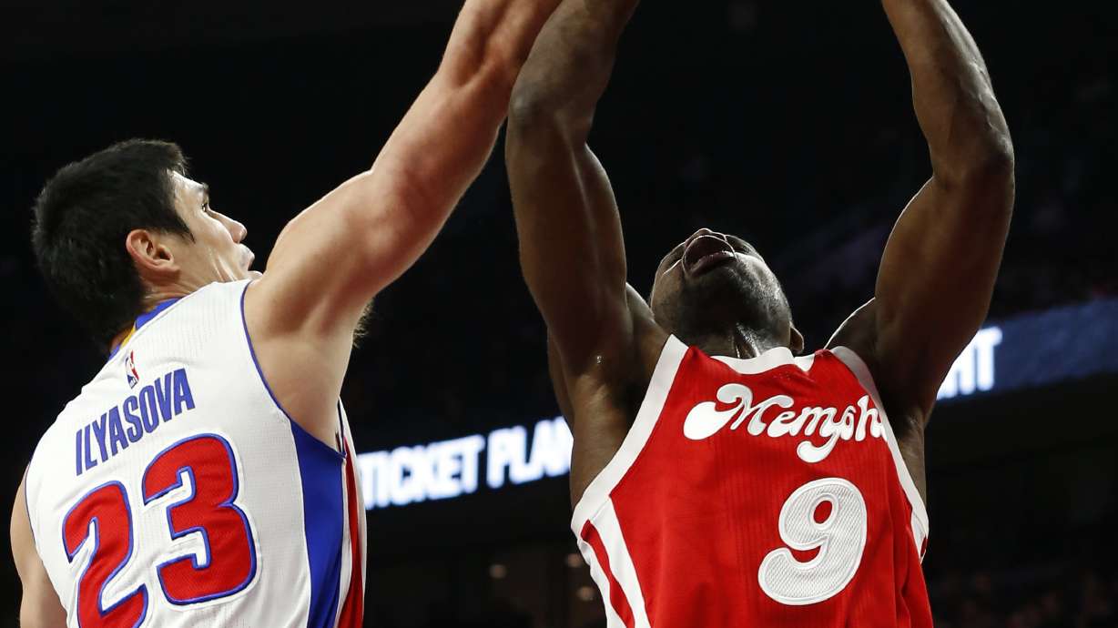 Barnes makes desperation 3, Grizzles top Pistons 93-92