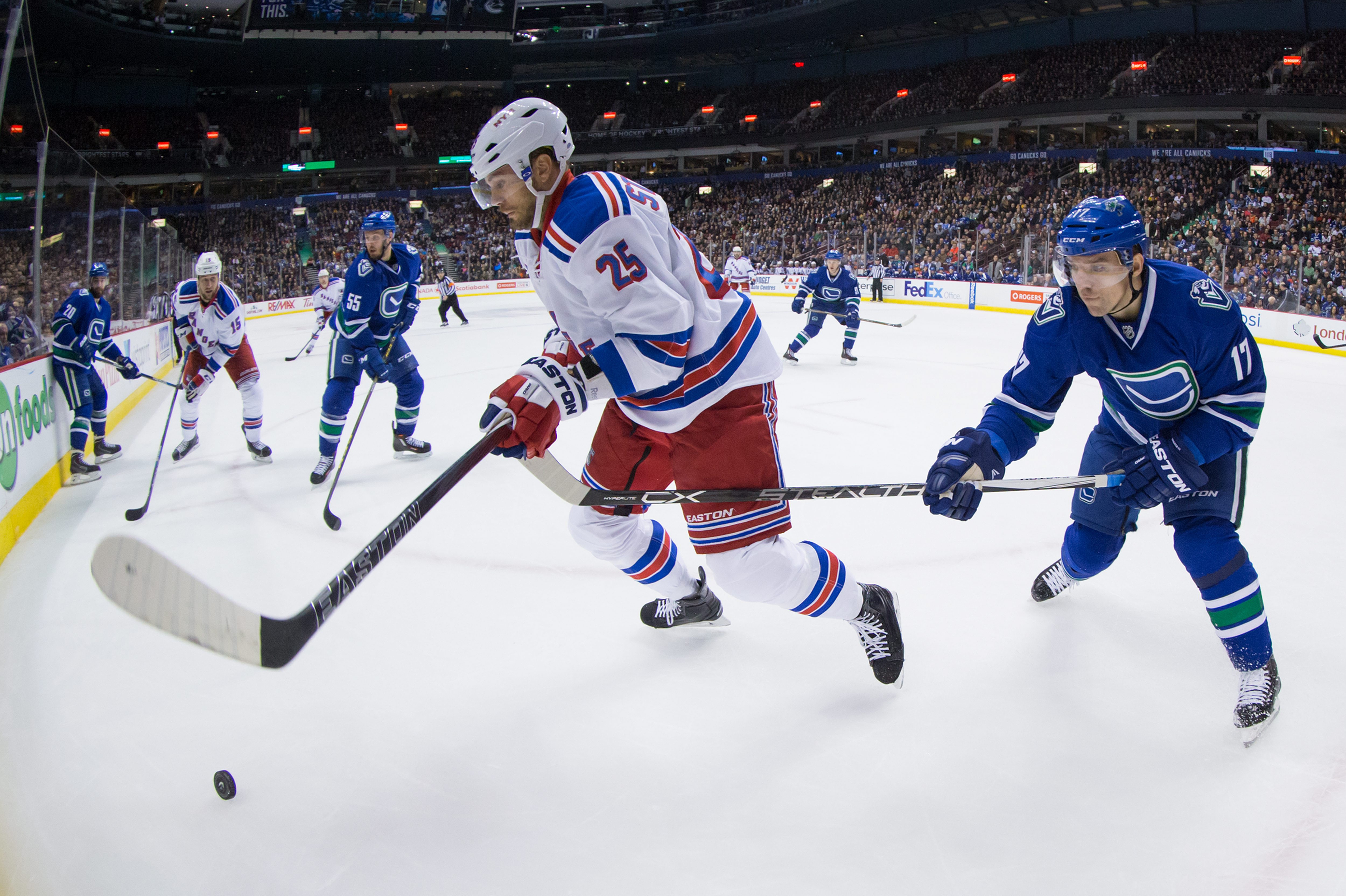 Daniel Sedin's goal lifts Canucks over Rangers 2-1