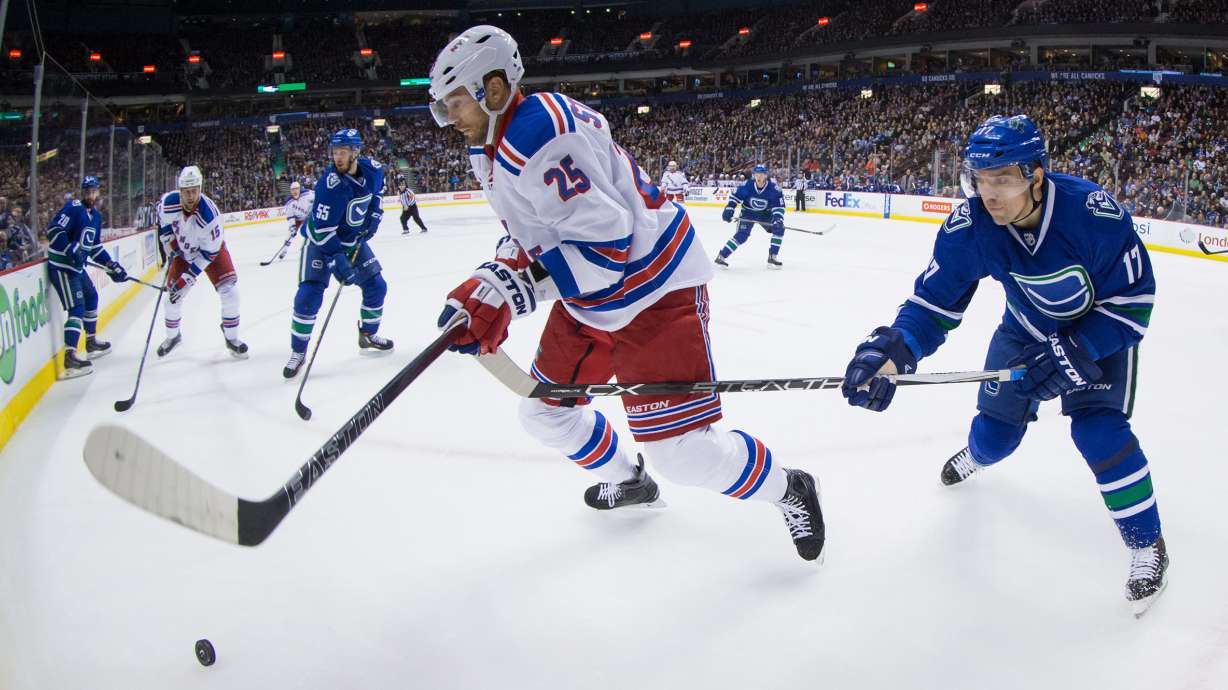 Daniel Sedin's goal lifts Canucks over Rangers 2-1