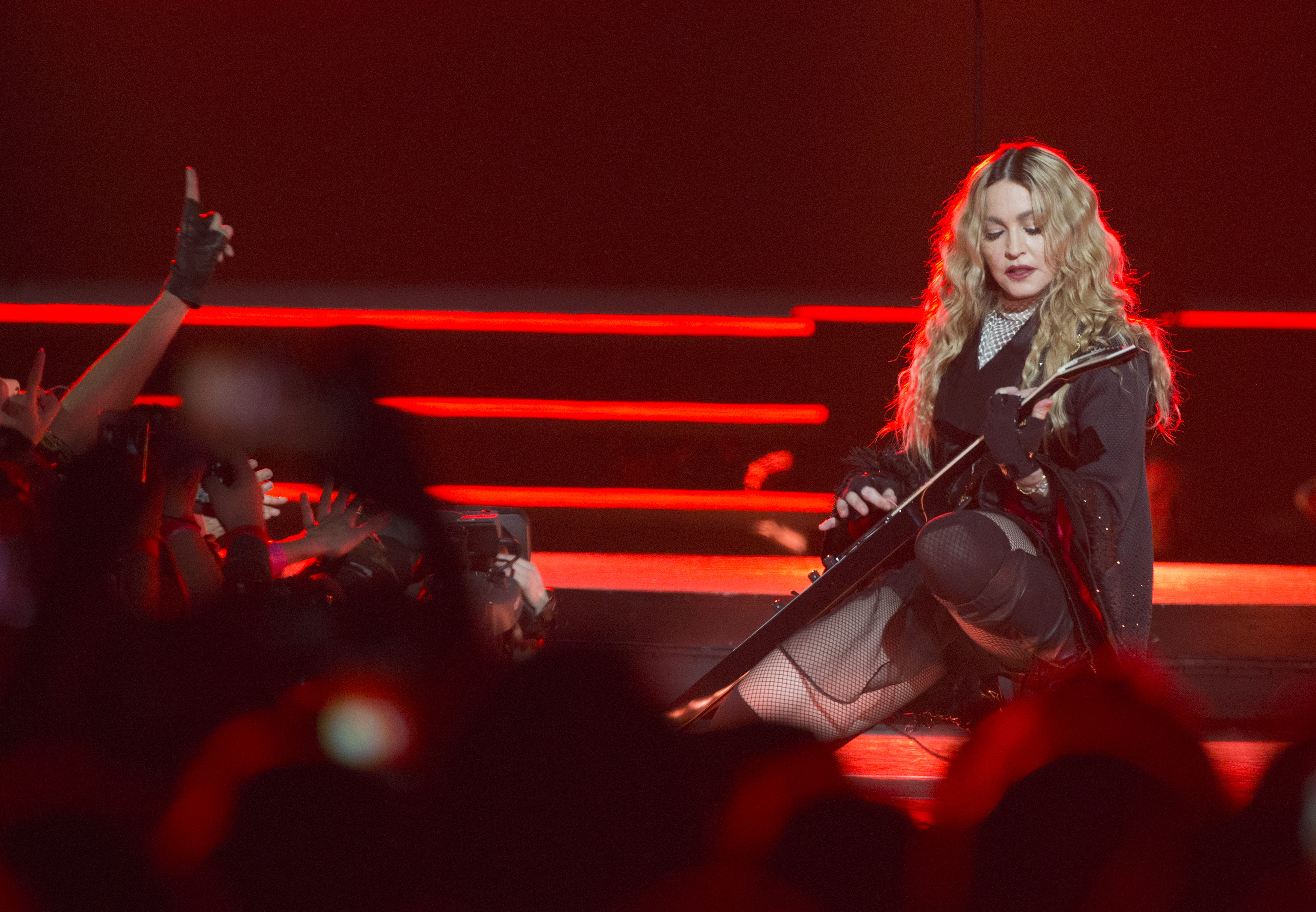 Madonna gives impromptu concert in Paris square