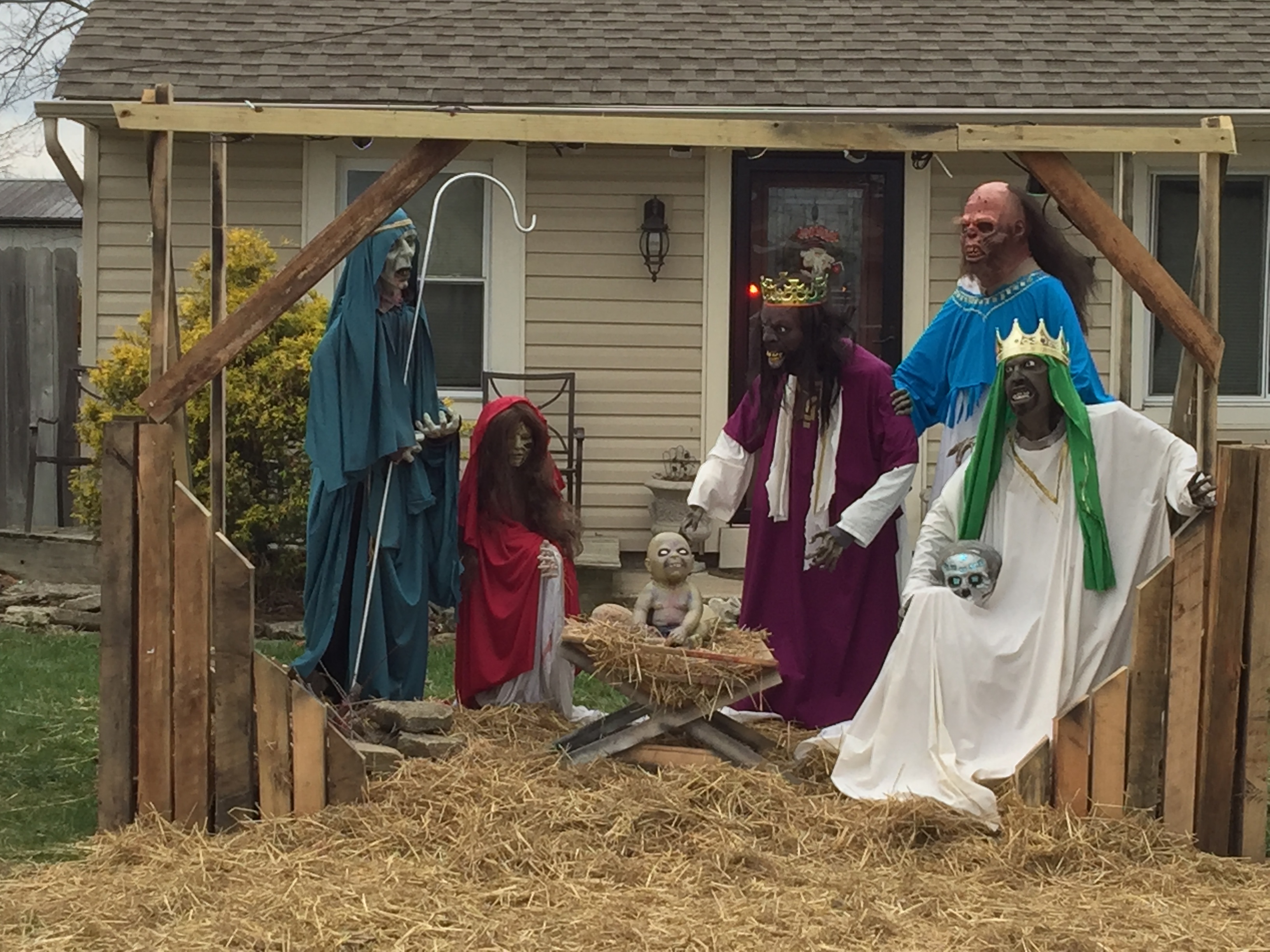 'Zombie nativity' back in Ohio yard a year after controversy