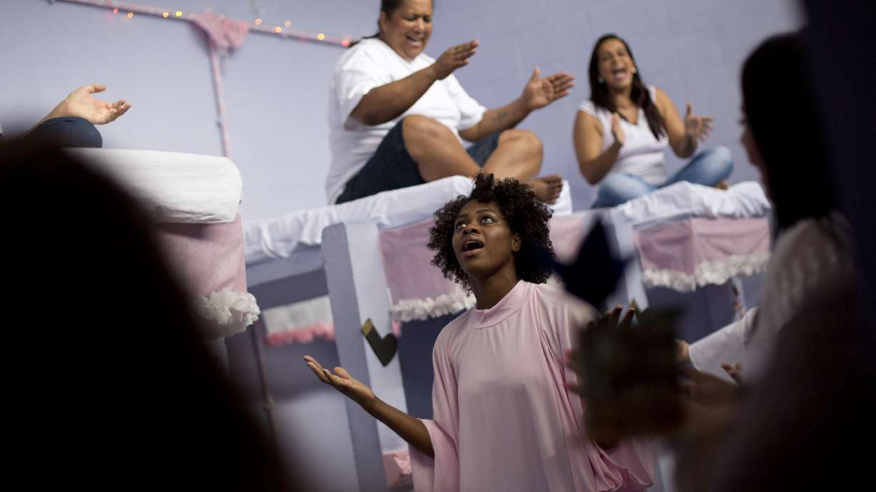 Inmate contest brings holiday cheer to Brazil prison
