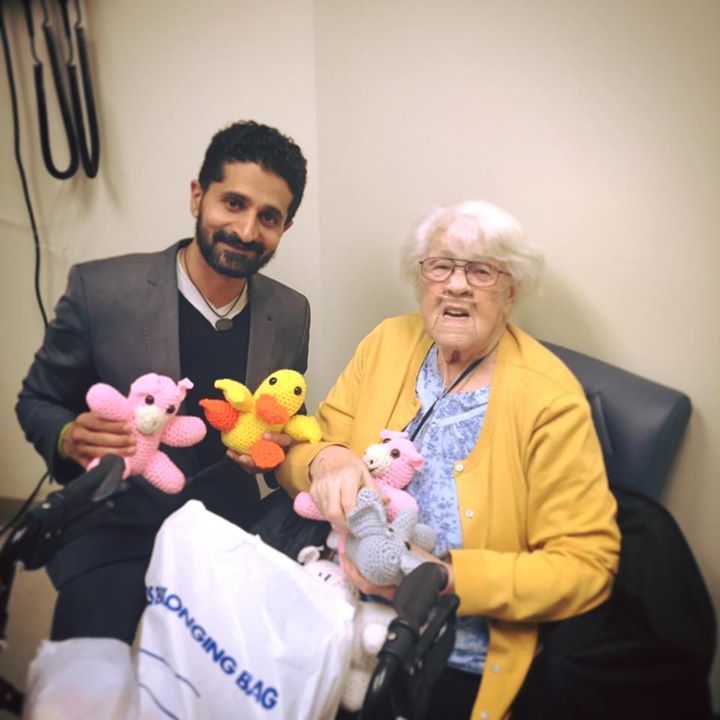 Photo of Mormon grandmother presenting gifts to Muslim doctor goes viral
