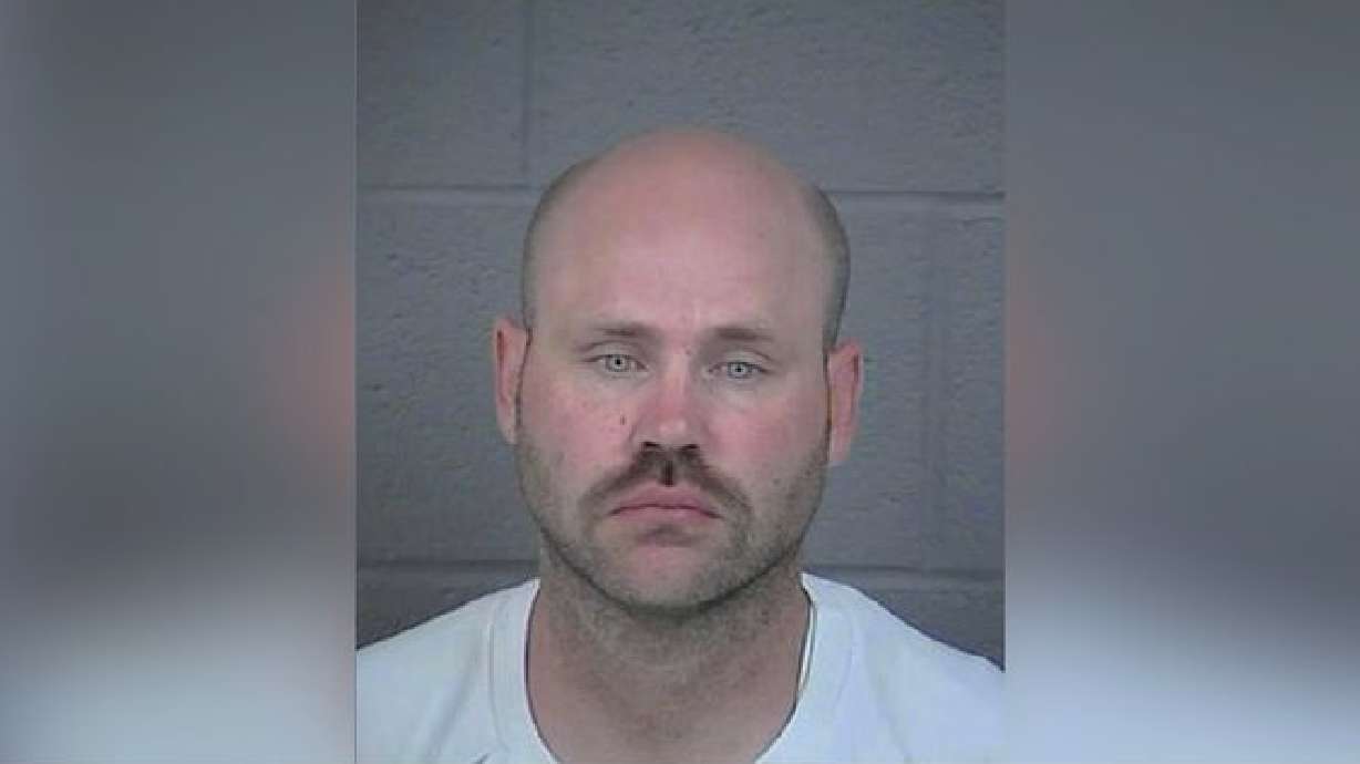 Ex policía de UT acusado de tomar fotos de desnudos a menores enfrenta cargos federales