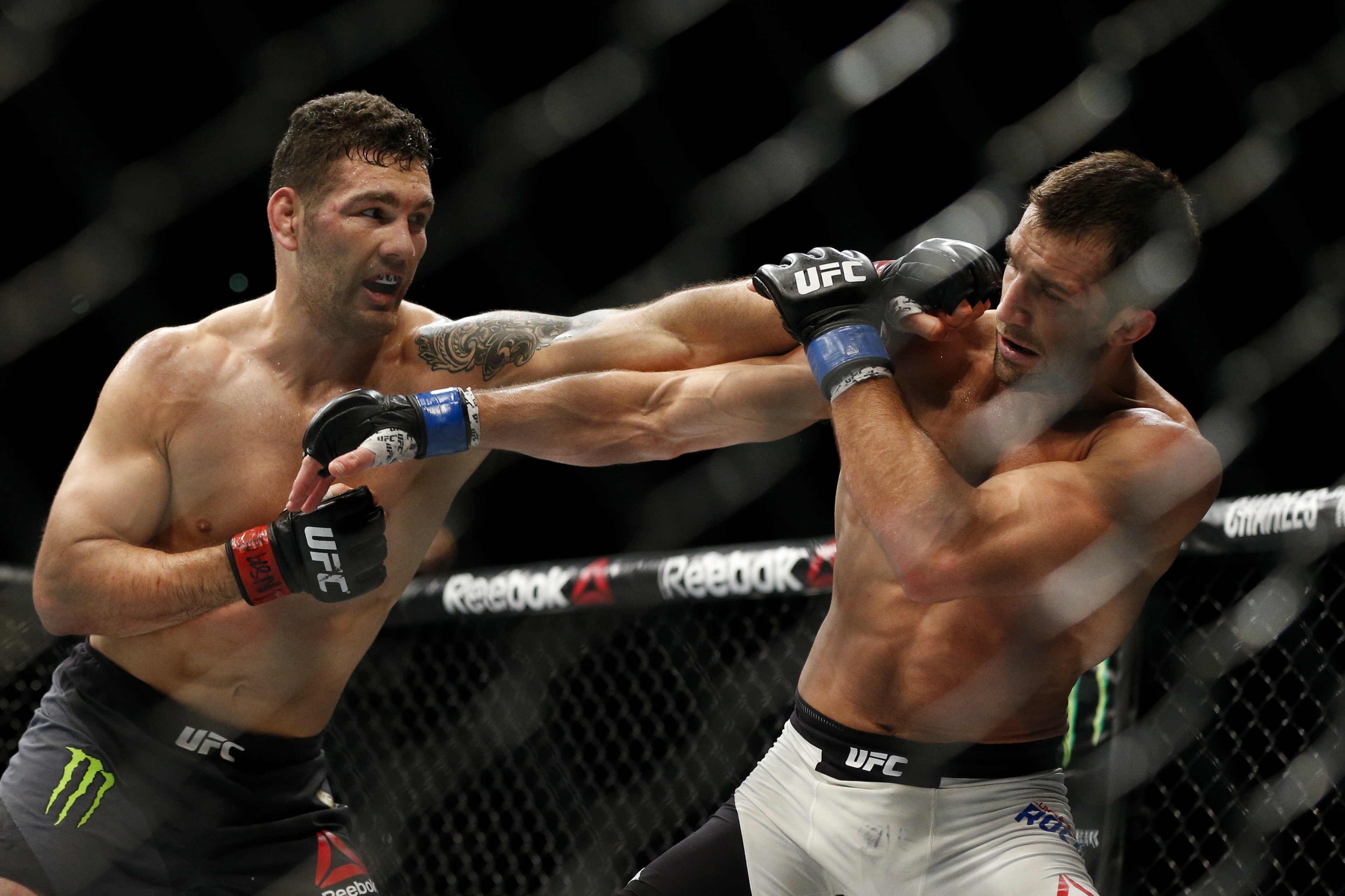 Luke Rockhold dethrones UFC middleweight champ Chris Weidman