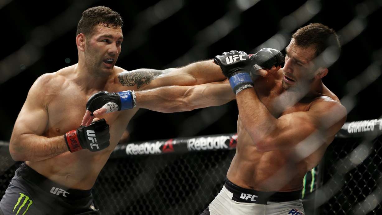 Luke Rockhold dethrones UFC middleweight champ Chris Weidman
