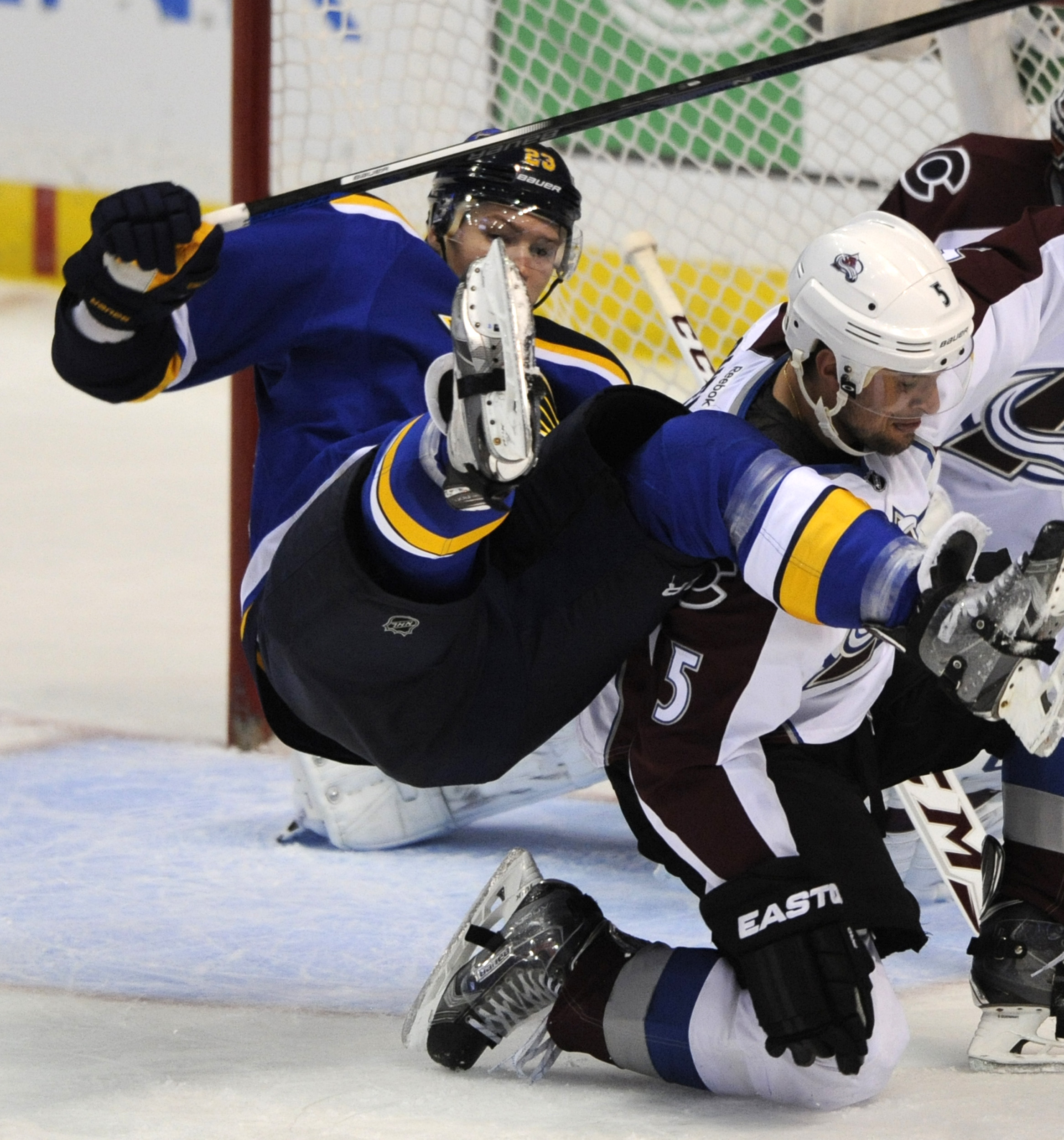 Varlamov has season-high 42 saves, Avalanche beat Blues 3-1