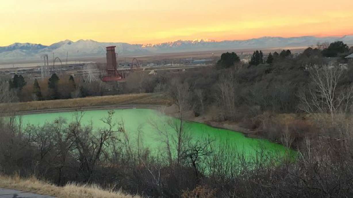 Posible "broma con conducta criminal" termina tiñendo de verde un lago de Utah