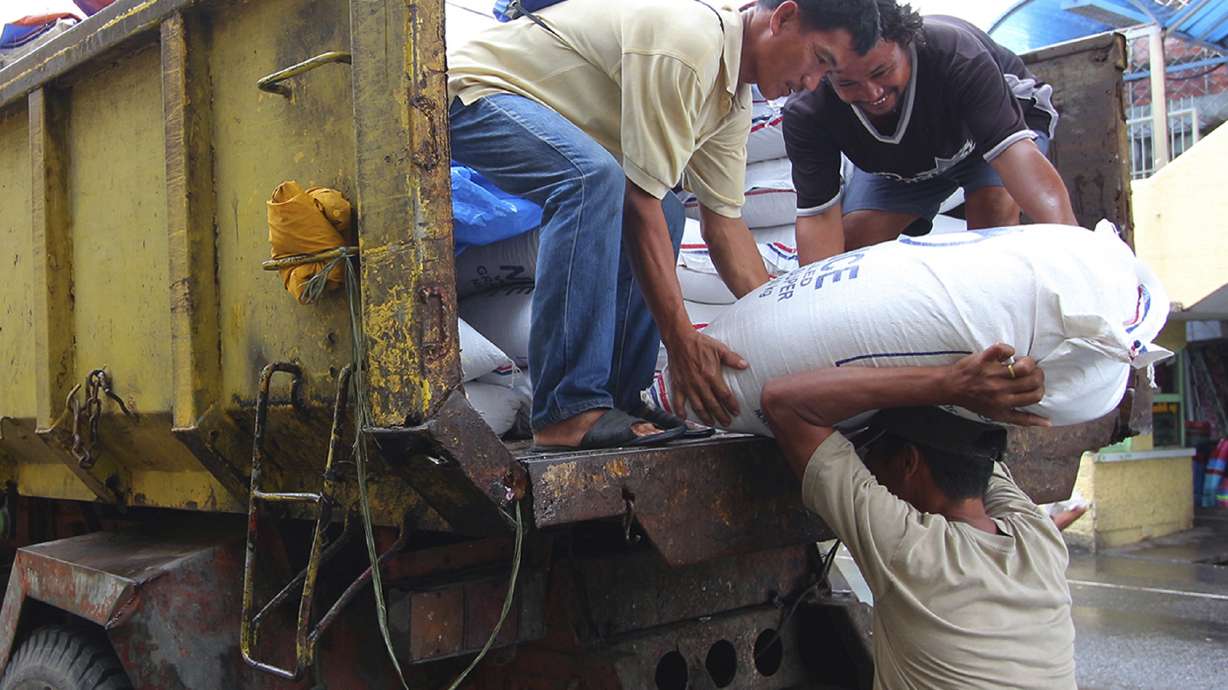 Typhoon weakens but leaves 1 dead as it crosses Philippines