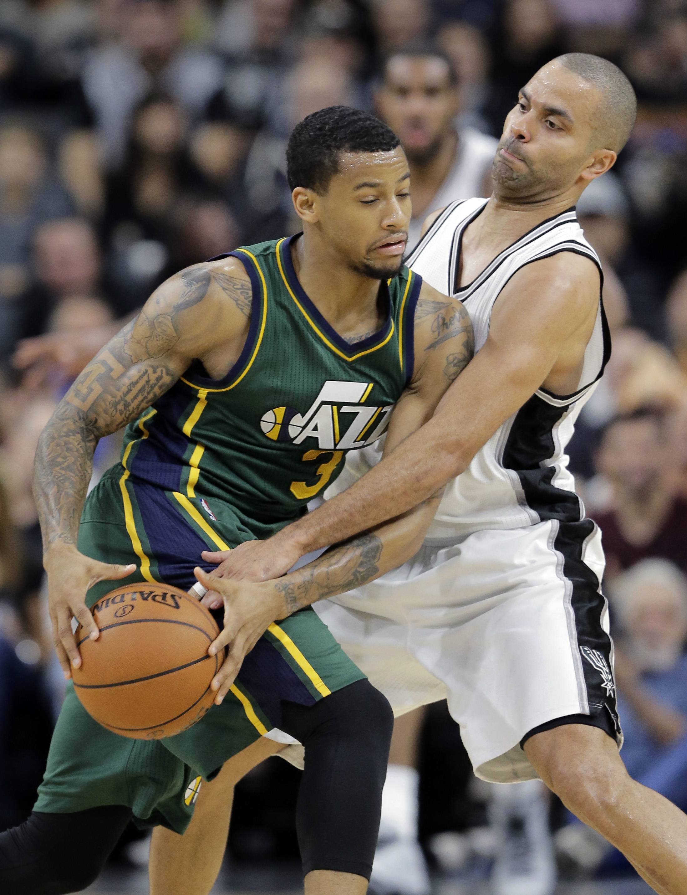 Leonard has 22 points, Spurs beat Jazz 118-81
