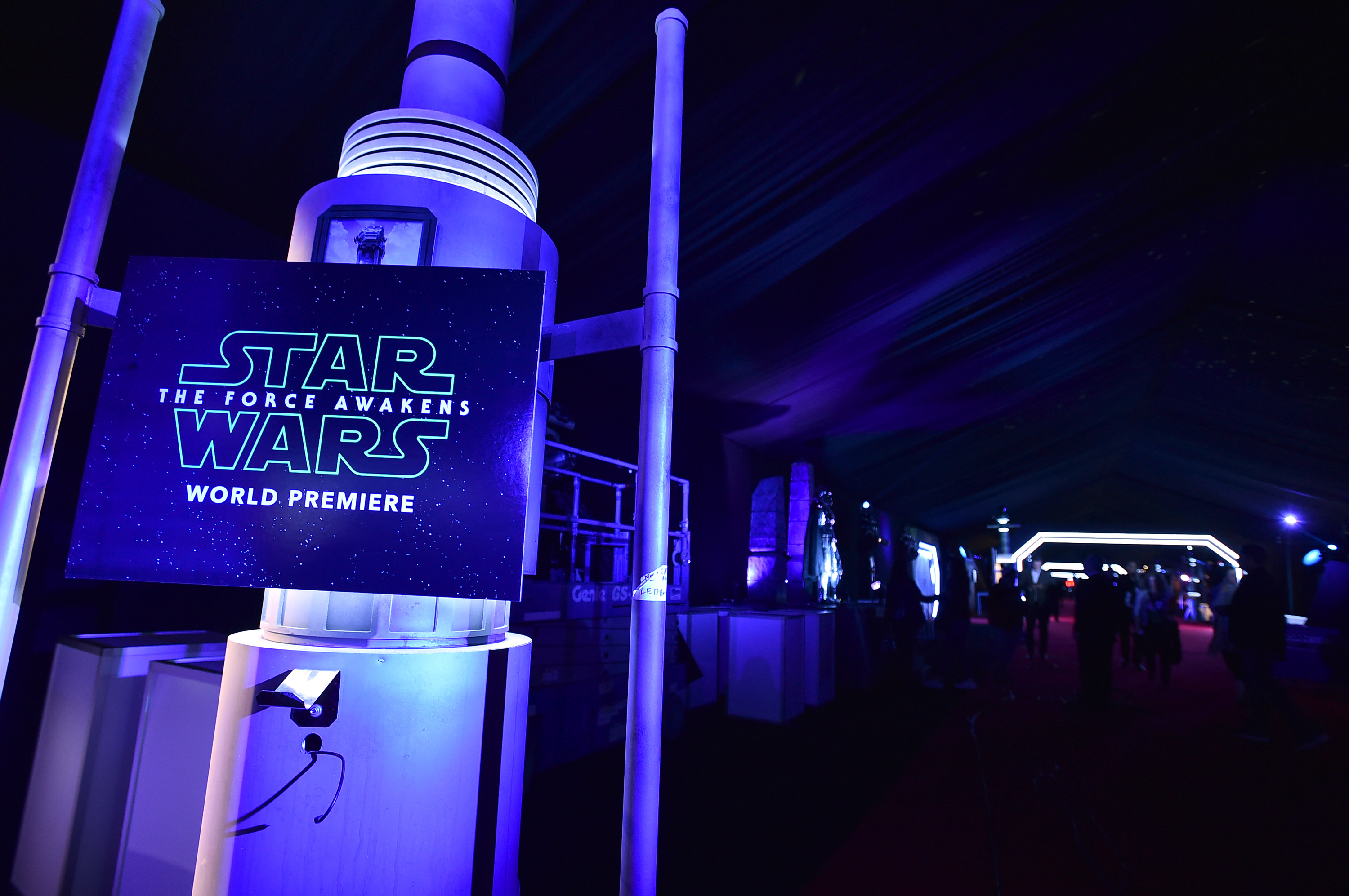Cheers for familiar, new 'Star Wars' characters at premiere
