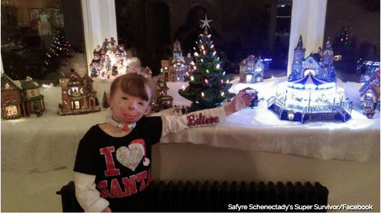 Niña sobrevive incendio que mató a su familia, se convierte en un milagro de Navidad