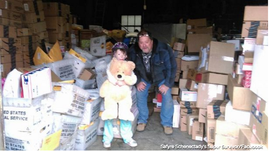 Niña sobrevive incendio que mató a su familia, se convierte en un milagro de Navidad