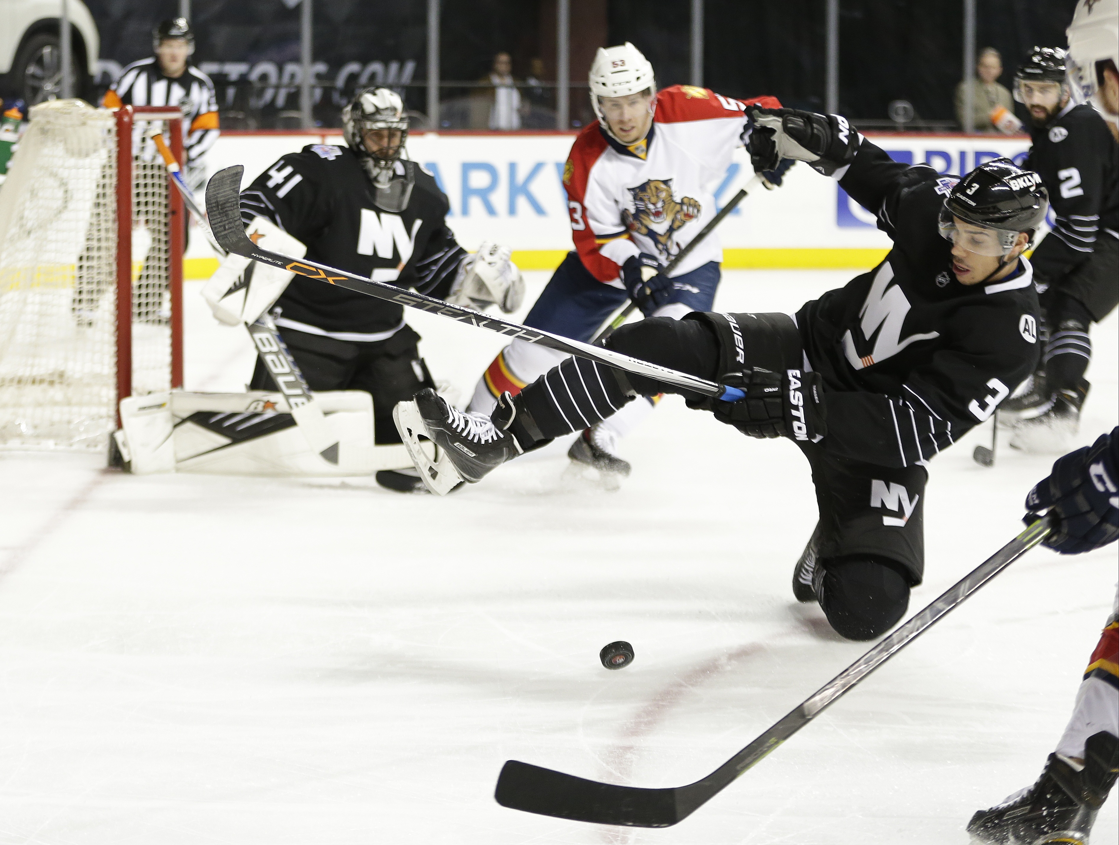 Panthers score 3 in 2nd, beat Islanders 5-1