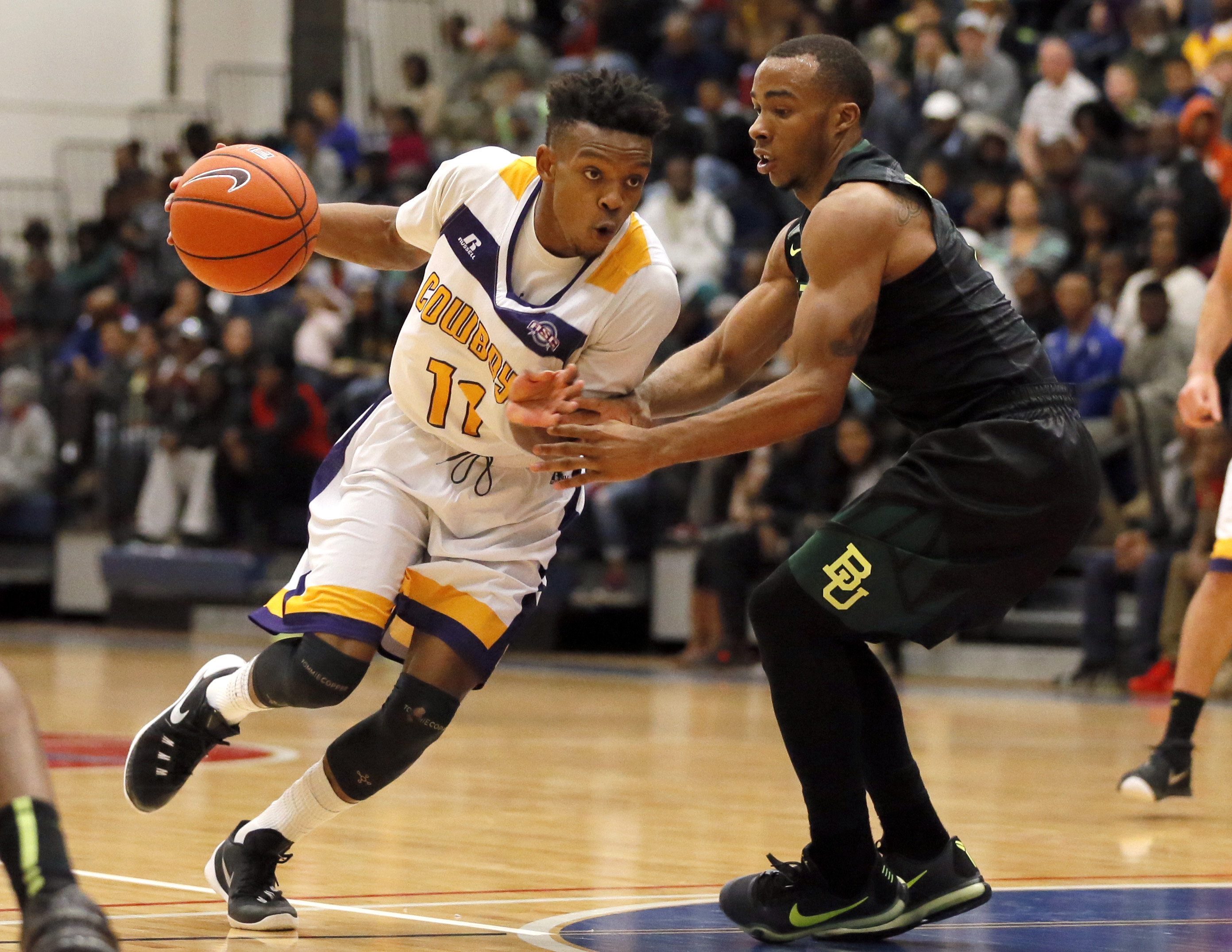 No. 16 Baylor beats Hardin-Simmons in 1st game at Fort Hood