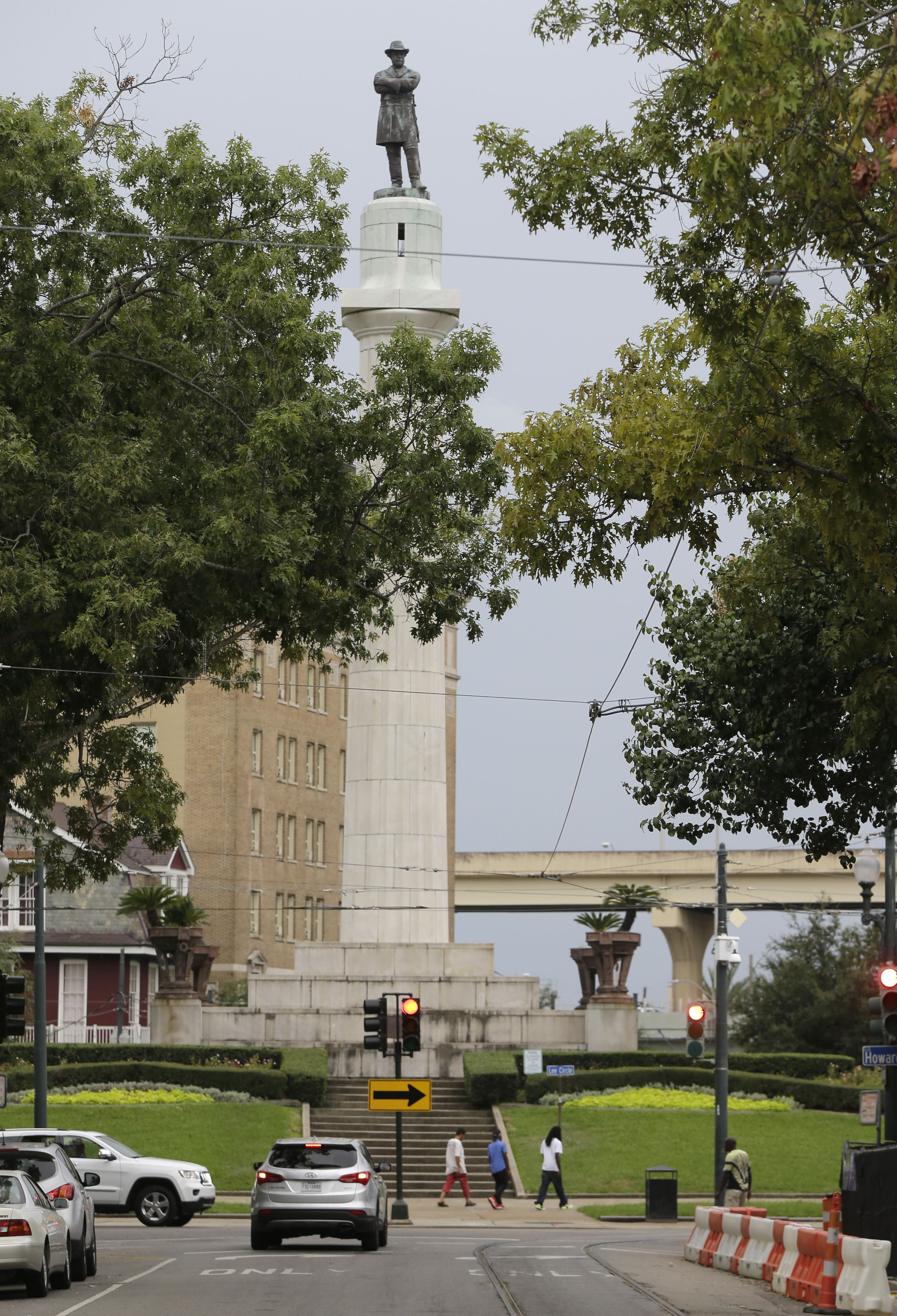 The Latest: Groups fight removal of Confederate monuments