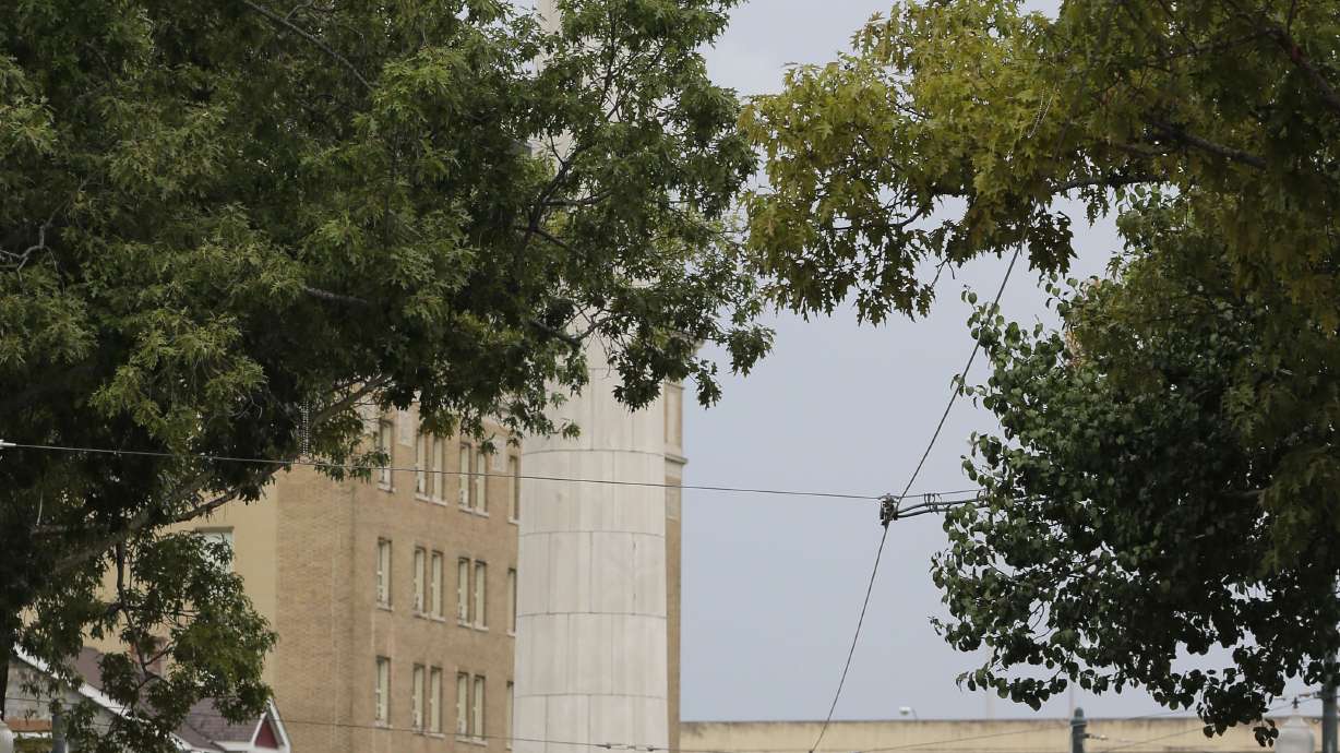 The Latest: Groups fight removal of Confederate monuments