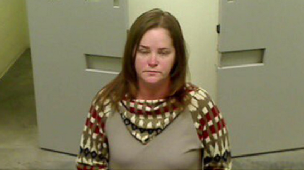 Cajera de Zions Bank roba $43.000 de cuenta de anciana que la consideraba su amiga