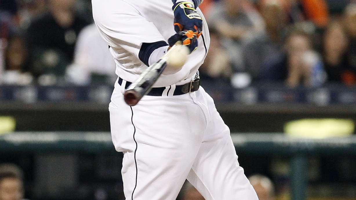 Outfielder Rajai Davis agrees to contract with Indians