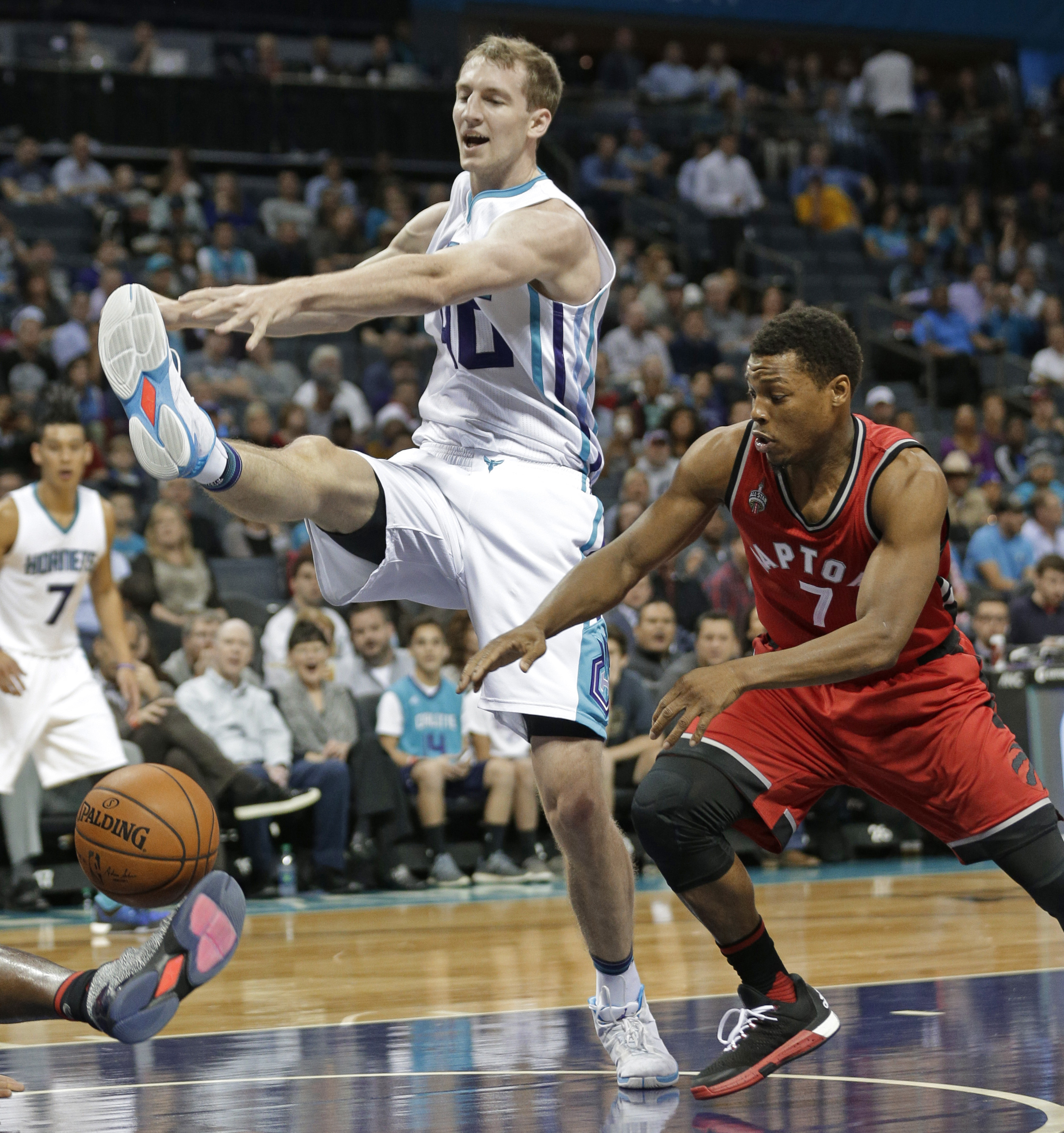 Lin scores 35 points, Hornets beat Raptors 109-99 in OT