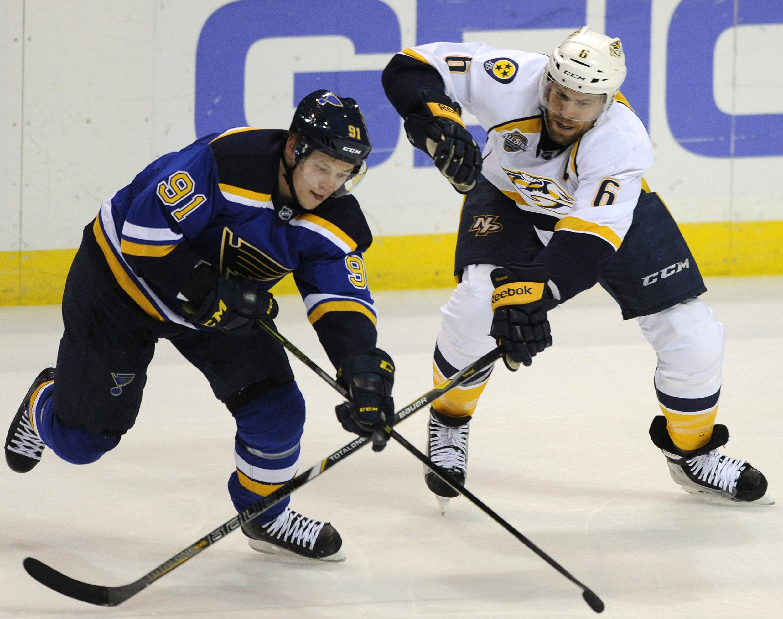 Tarasenko breaks tie, Blues beat Predators 2-1