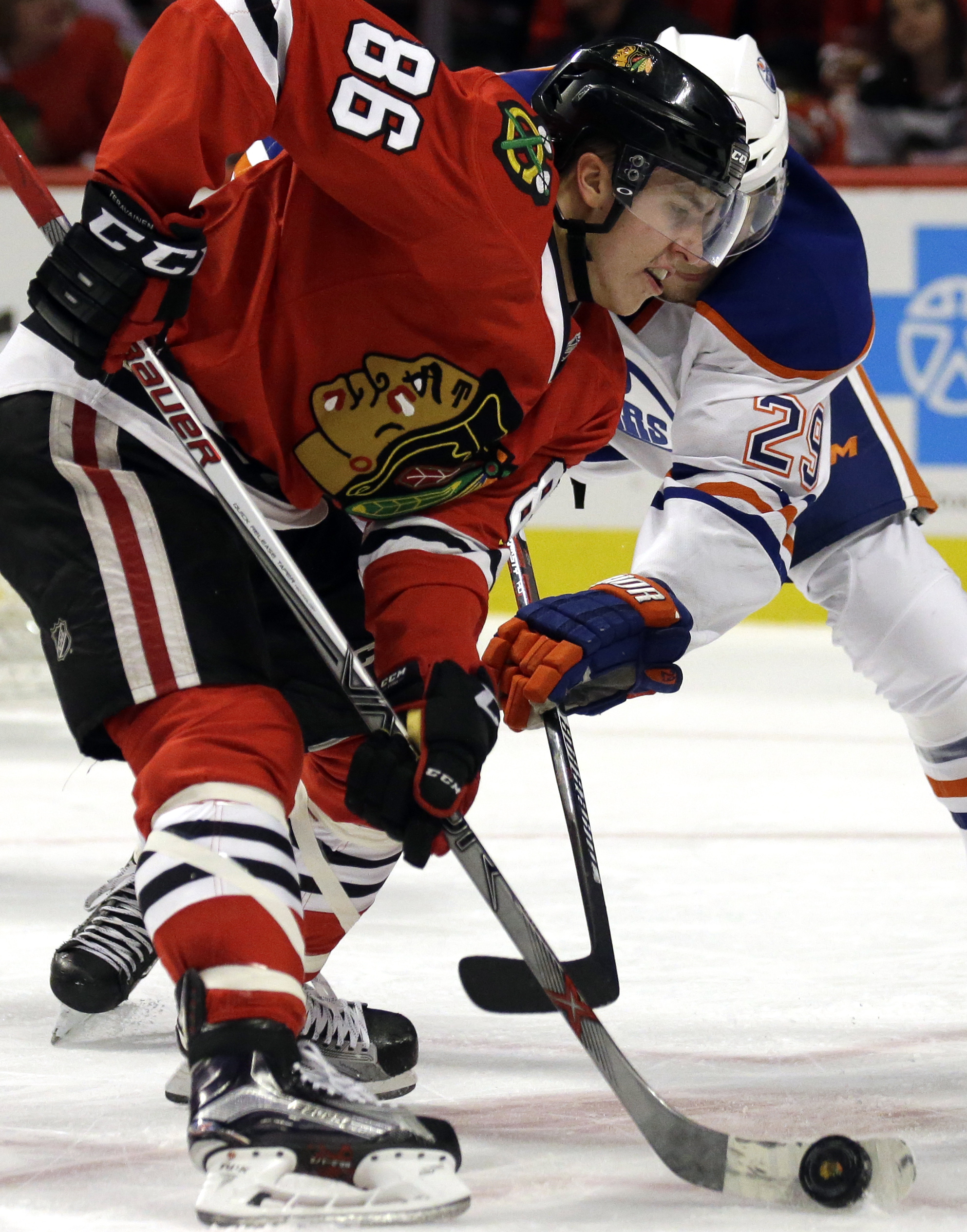 Crawford, Teravainen lead Blackhawks past Oilers 4-0