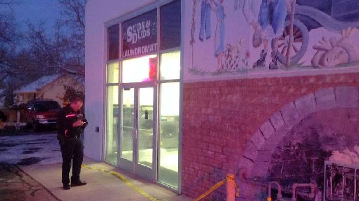 Dueño de negocio de UT evita asalto manteniendo a los ladrones a punta de pistola