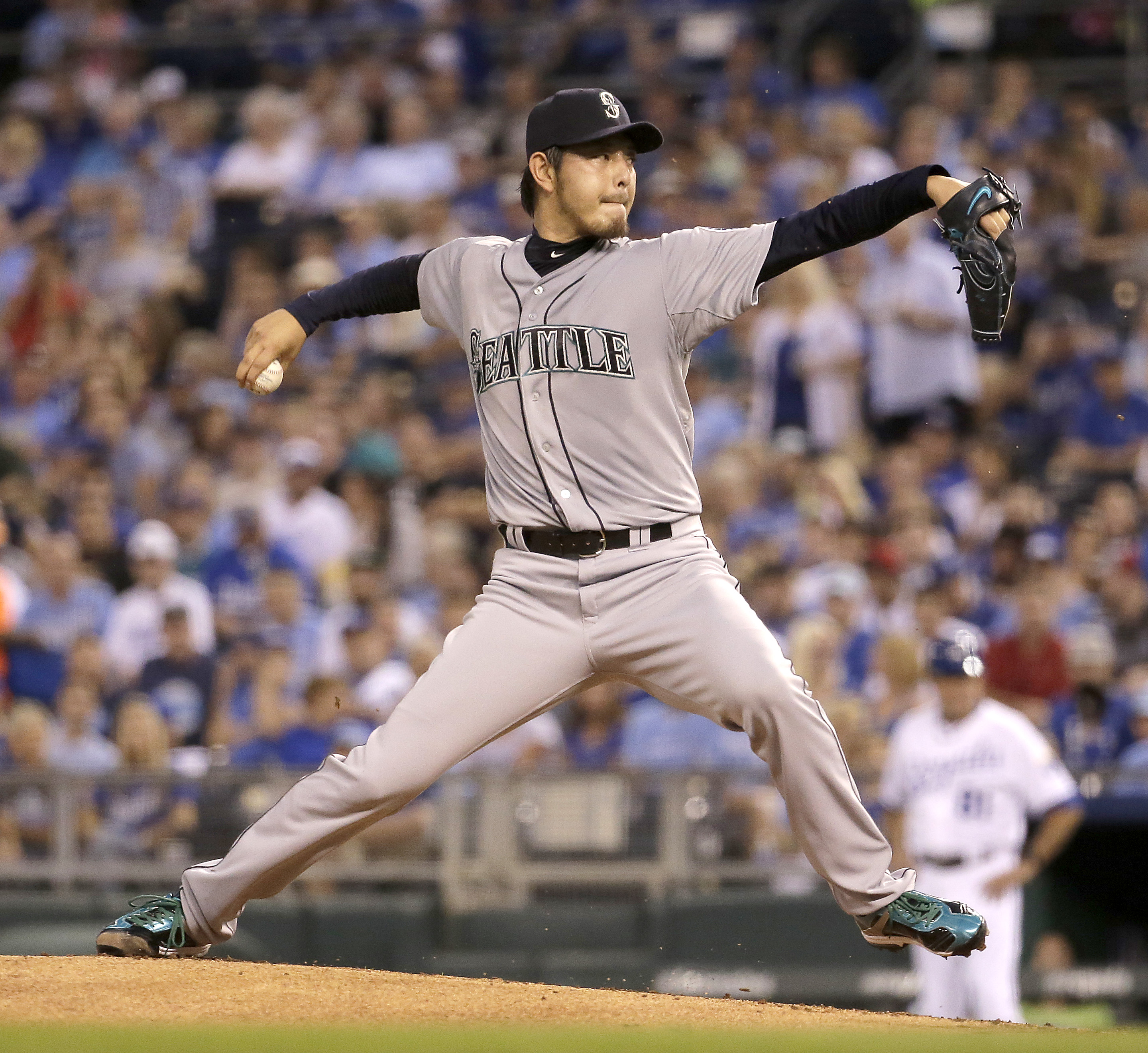 Iwakuma happily back in Seattle after failed Dodgers deal